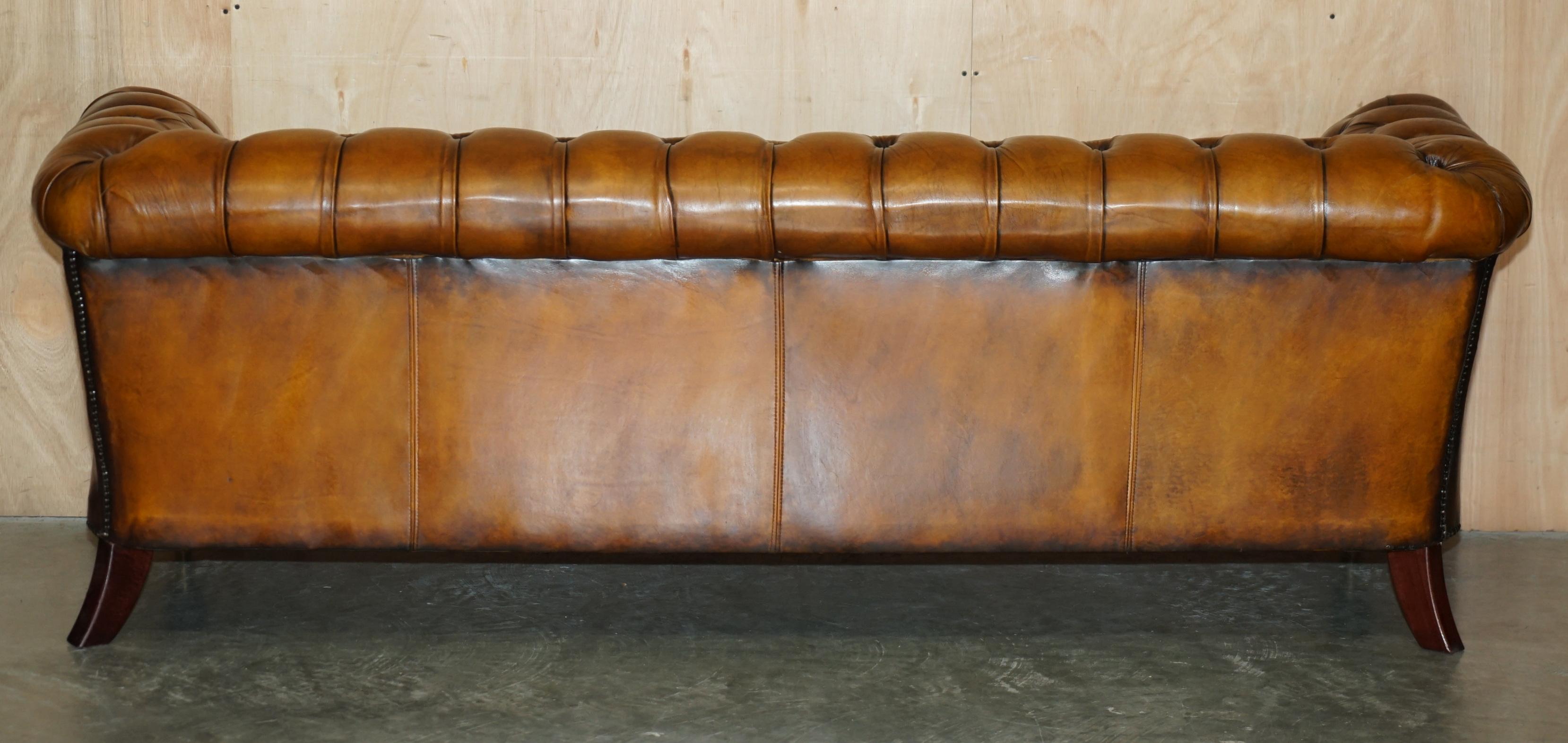 LUJOSO SOFÁ SERPENTÍN VINTAGE TEñIDO A MANO RESTAURADO DE CUERO MARRÓN CHESTERFIELD en venta 12