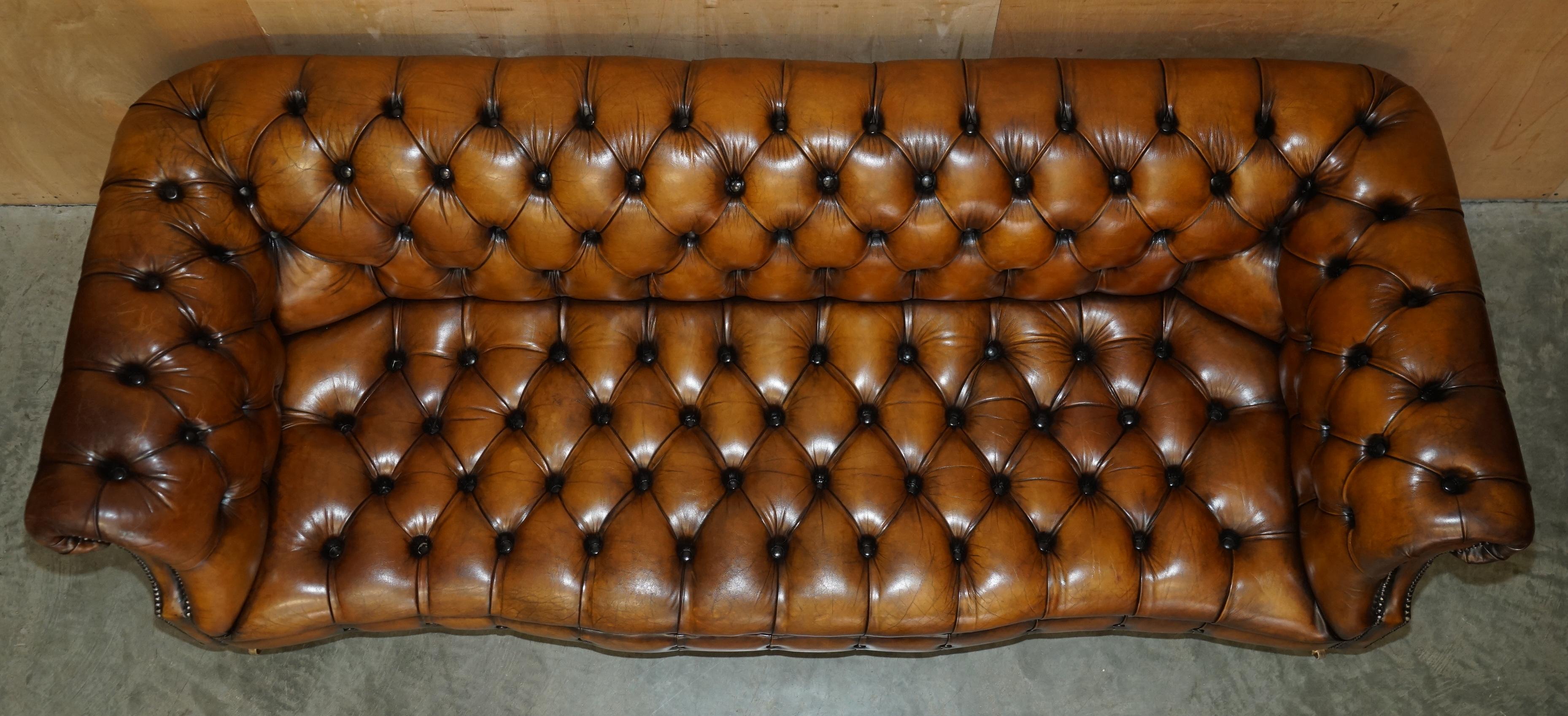 LUJOSO SOFÁ SERPENTÍN VINTAGE TEñIDO A MANO RESTAURADO DE CUERO MARRÓN CHESTERFIELD Inglés en venta