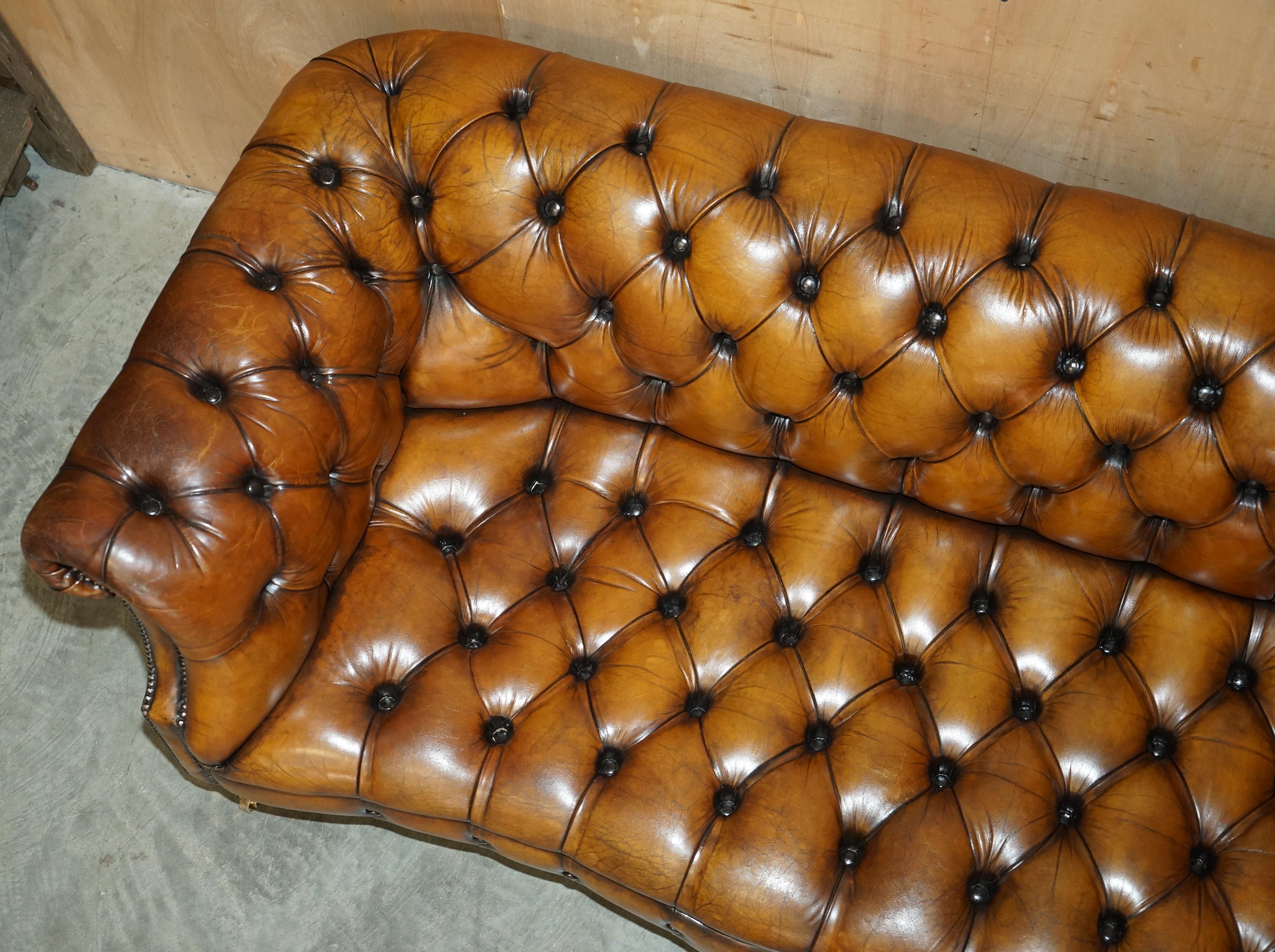 LUJOSO SOFÁ SERPENTÍN VINTAGE TEñIDO A MANO RESTAURADO DE CUERO MARRÓN CHESTERFIELD Hecho a mano en venta