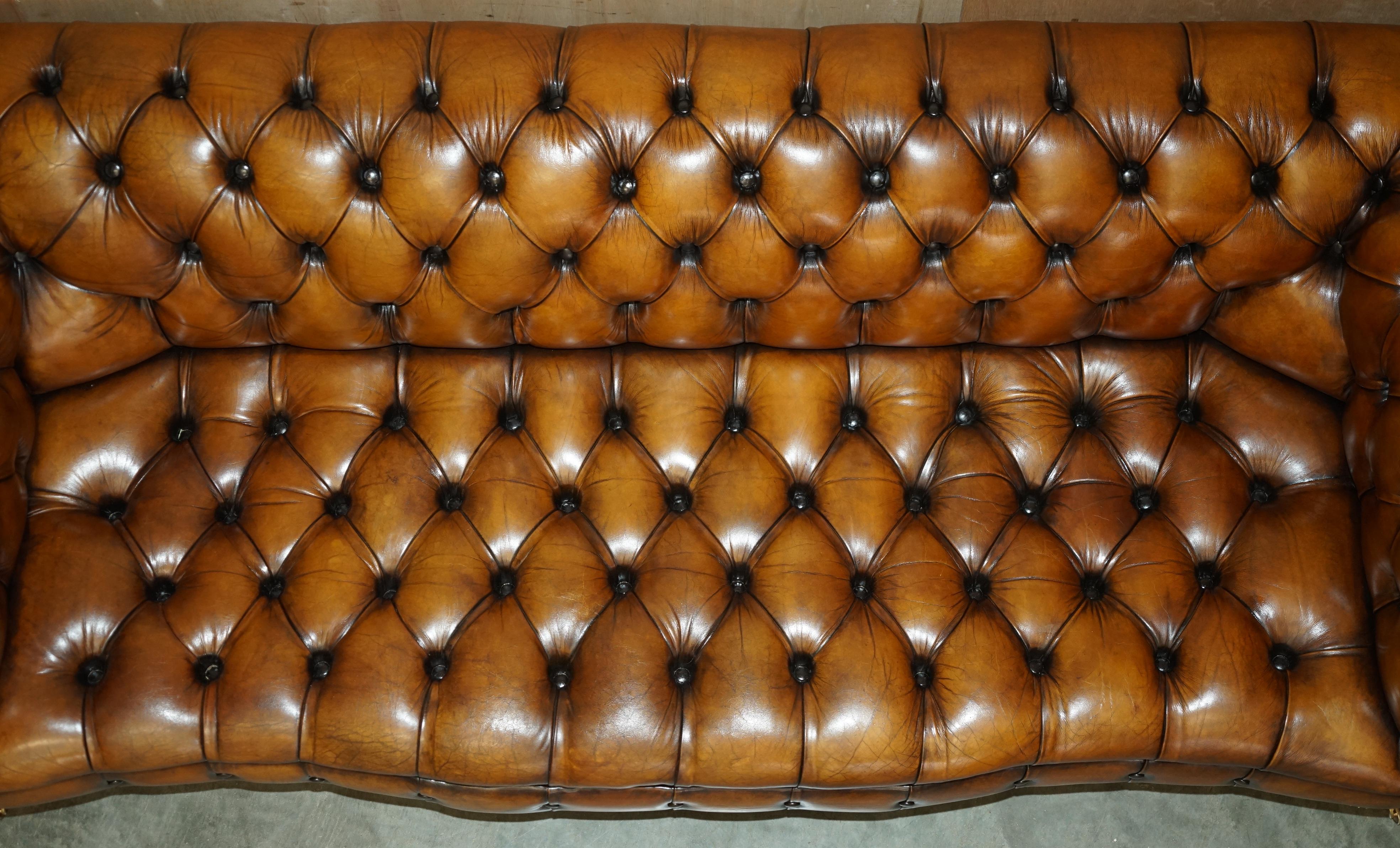 LUJOSO SOFÁ SERPENTÍN VINTAGE TEñIDO A MANO RESTAURADO DE CUERO MARRÓN CHESTERFIELD en Bueno estado para la venta en West Sussex, Pulborough