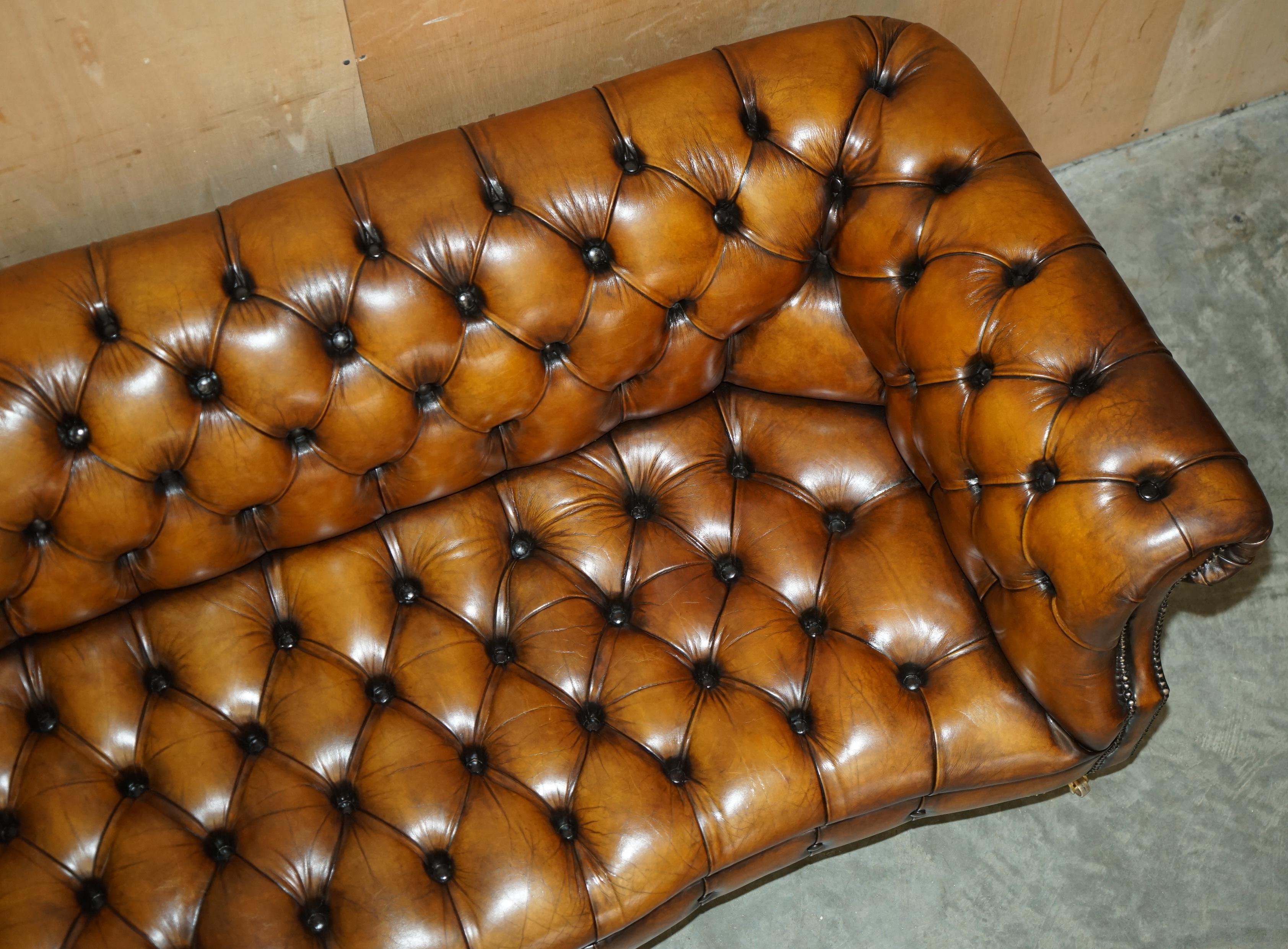 LUJOSO SOFÁ SERPENTÍN VINTAGE TEñIDO A MANO RESTAURADO DE CUERO MARRÓN CHESTERFIELD siglo XX en venta