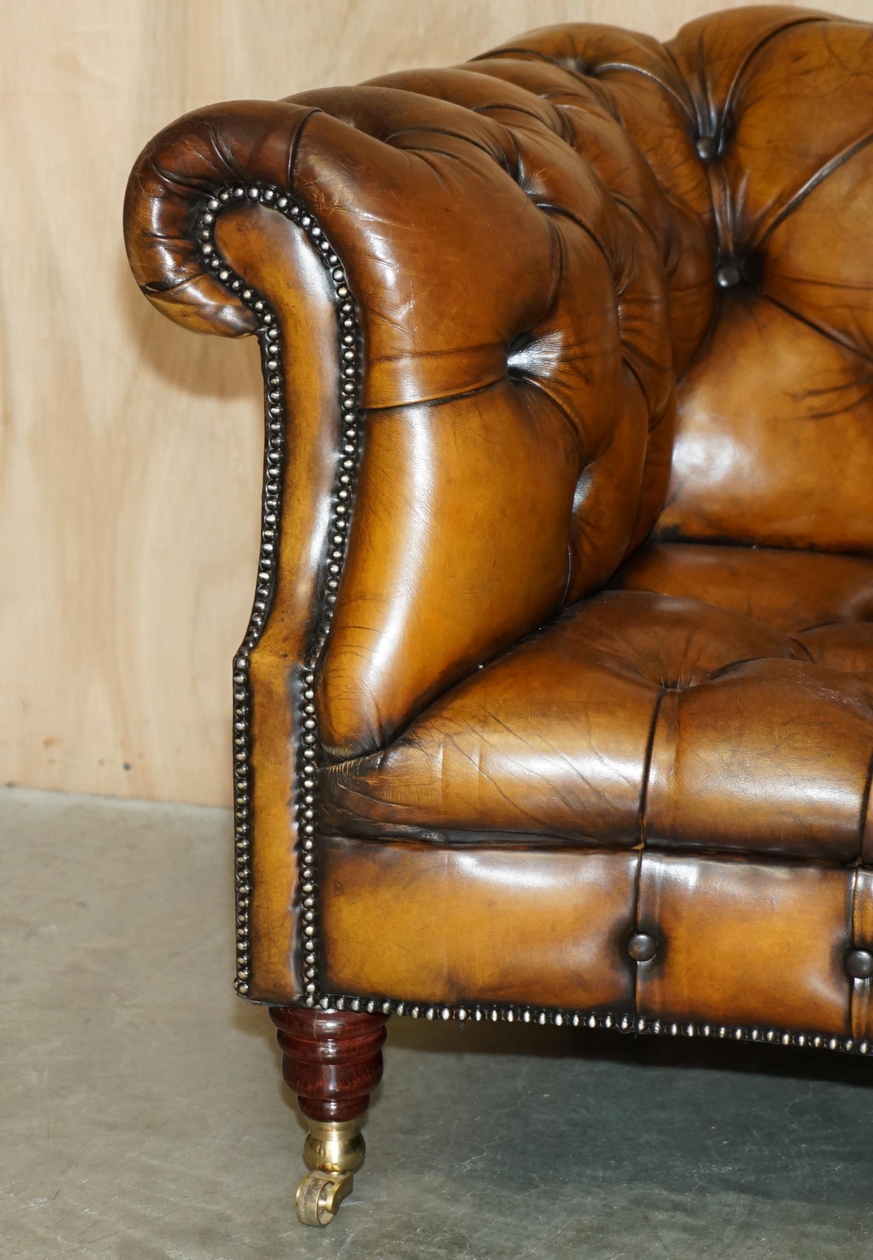 LUJOSO SOFÁ SERPENTÍN VINTAGE TEñIDO A MANO RESTAURADO DE CUERO MARRÓN CHESTERFIELD Cuero en venta
