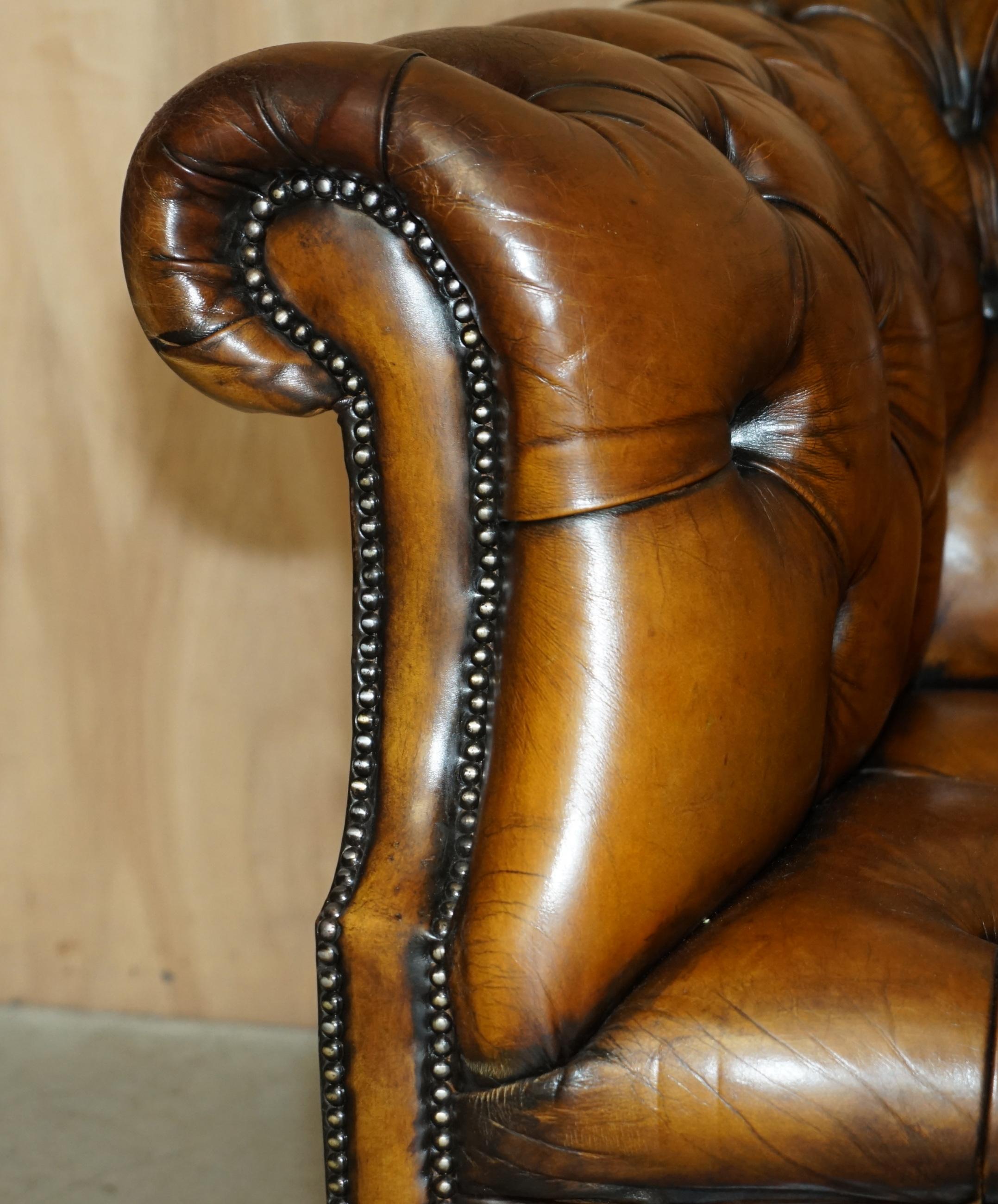LUJOSO SOFÁ SERPENTÍN VINTAGE TEñIDO A MANO RESTAURADO DE CUERO MARRÓN CHESTERFIELD en venta 1
