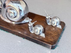 Luxuriöse Vintage-Skulptur einer Schneckenfamilie aus versilbertem Metall auf einem dekorativen Holzsockel