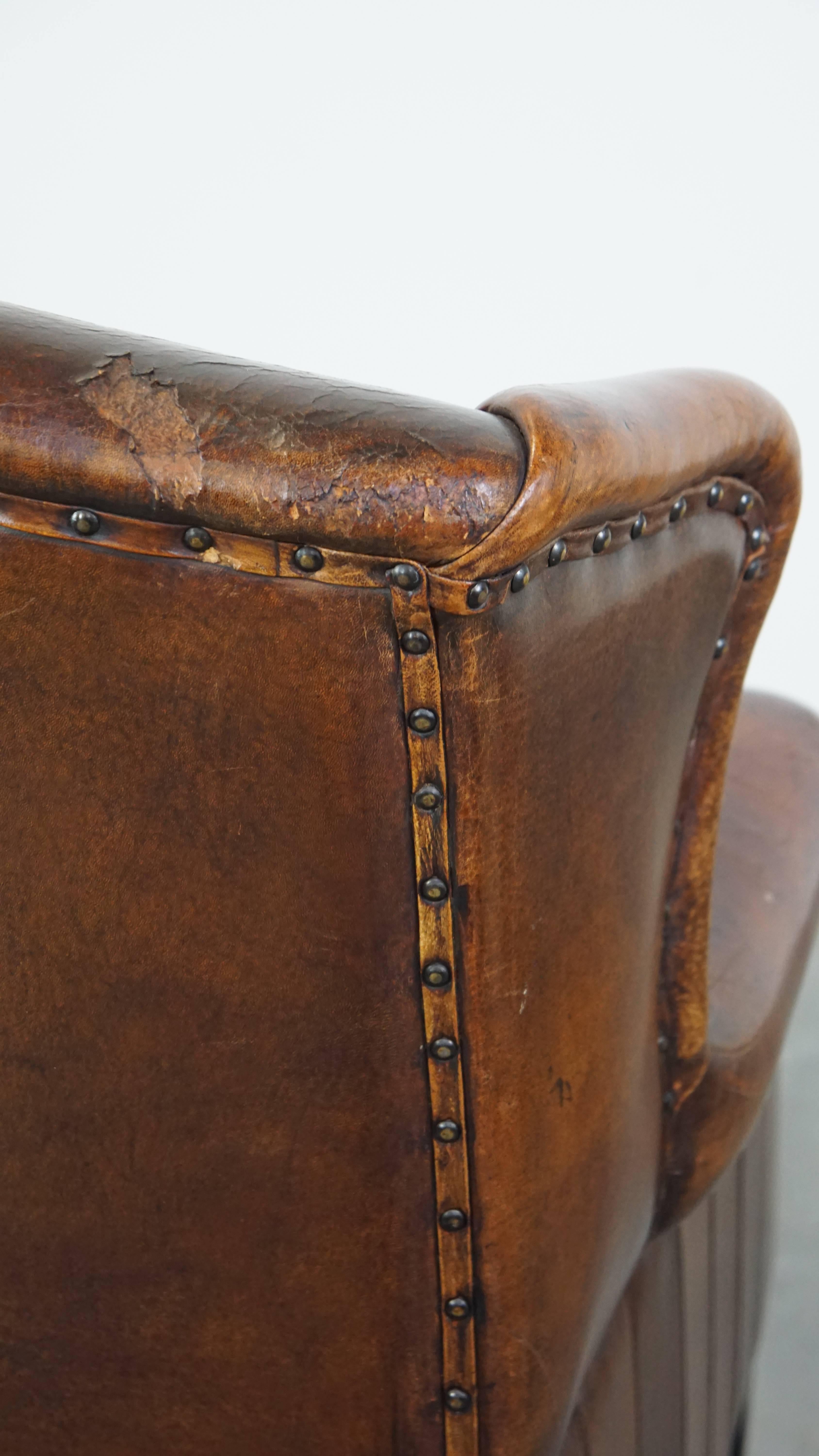 Lujoso sillón vintage de piel de oveja con cojín de pana roja en venta 4