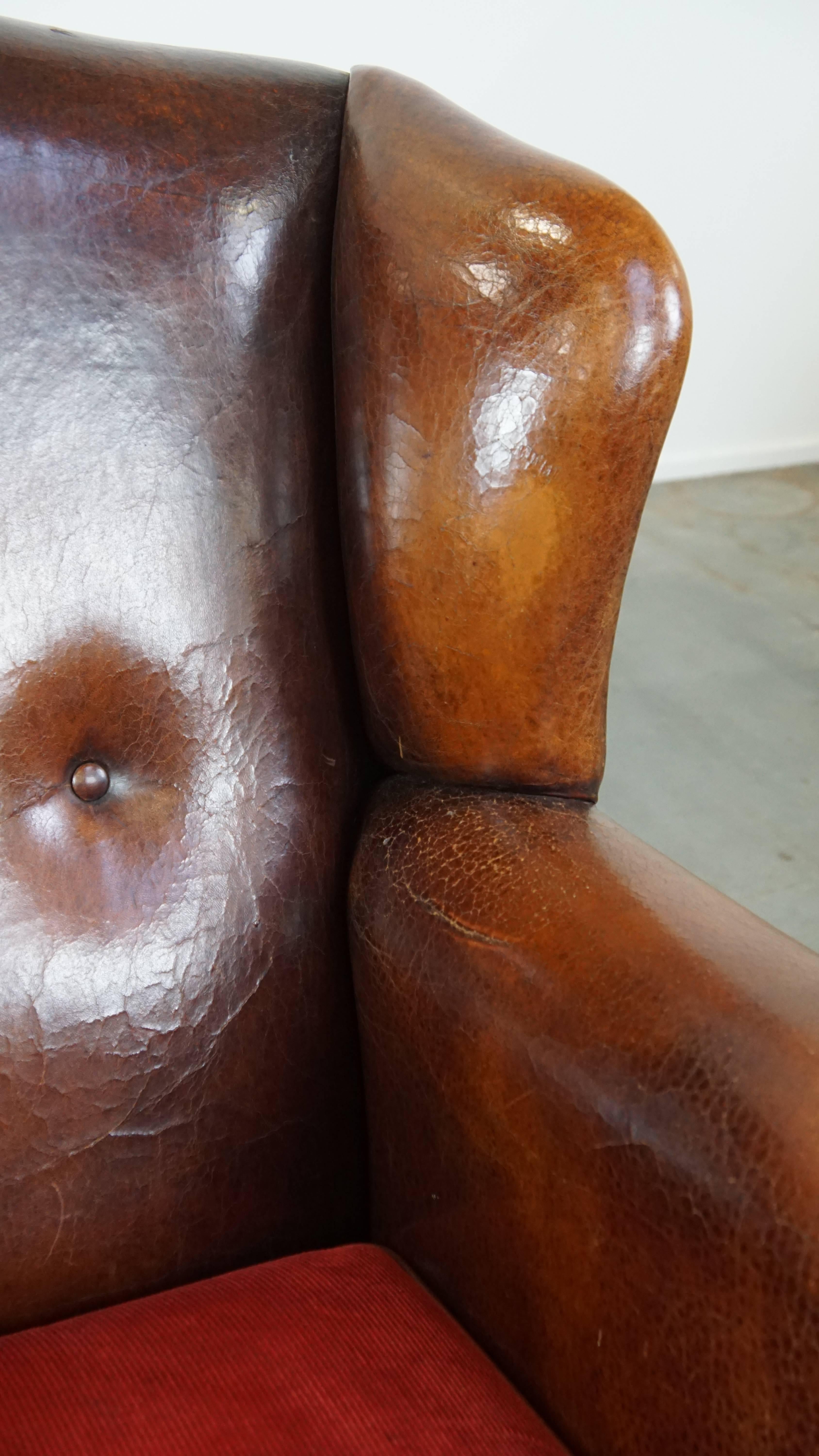 Lujoso sillón vintage de piel de oveja con cojín de pana roja en venta 5