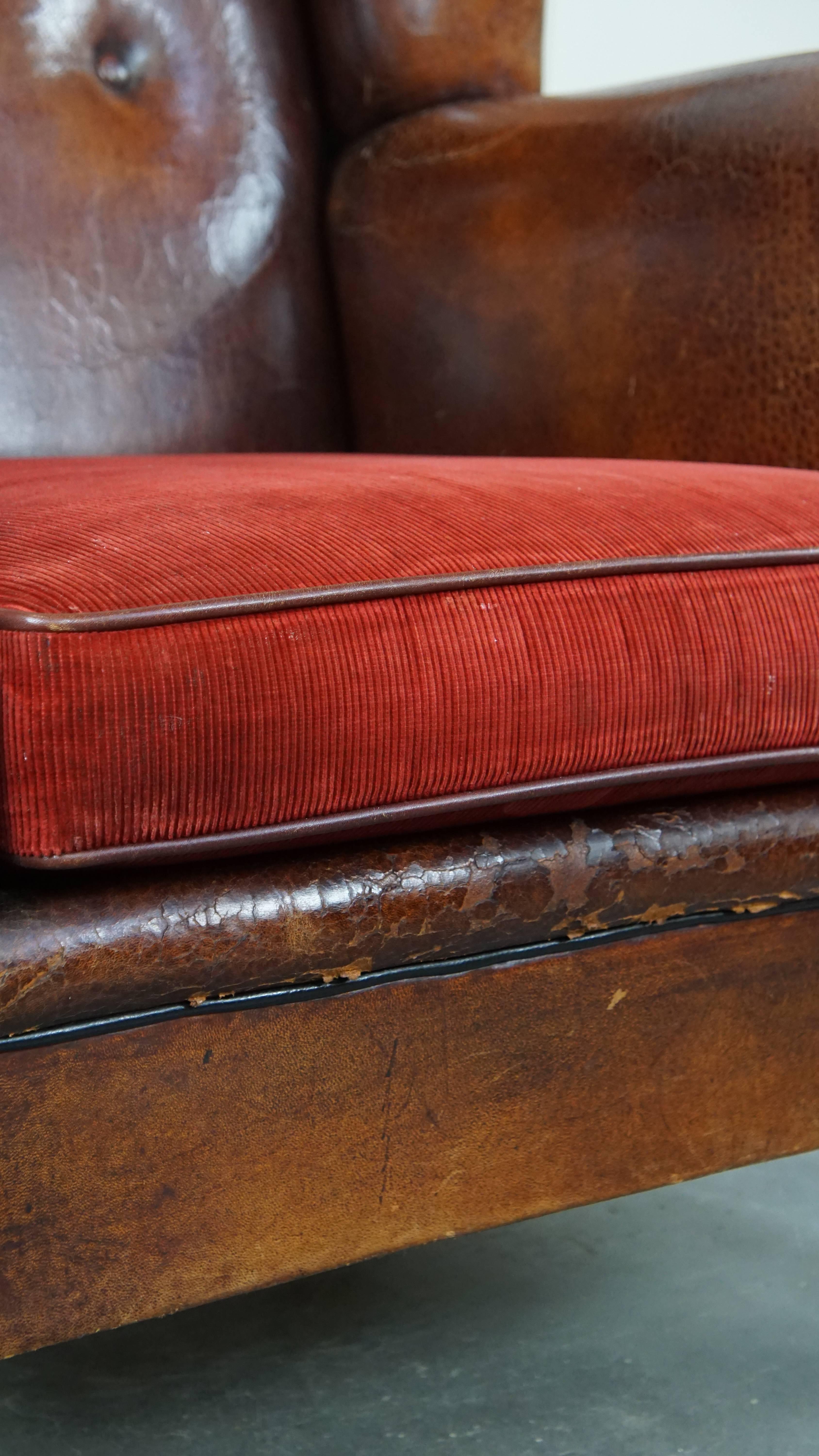 Lujoso sillón vintage de piel de oveja con cojín de pana roja en venta 6
