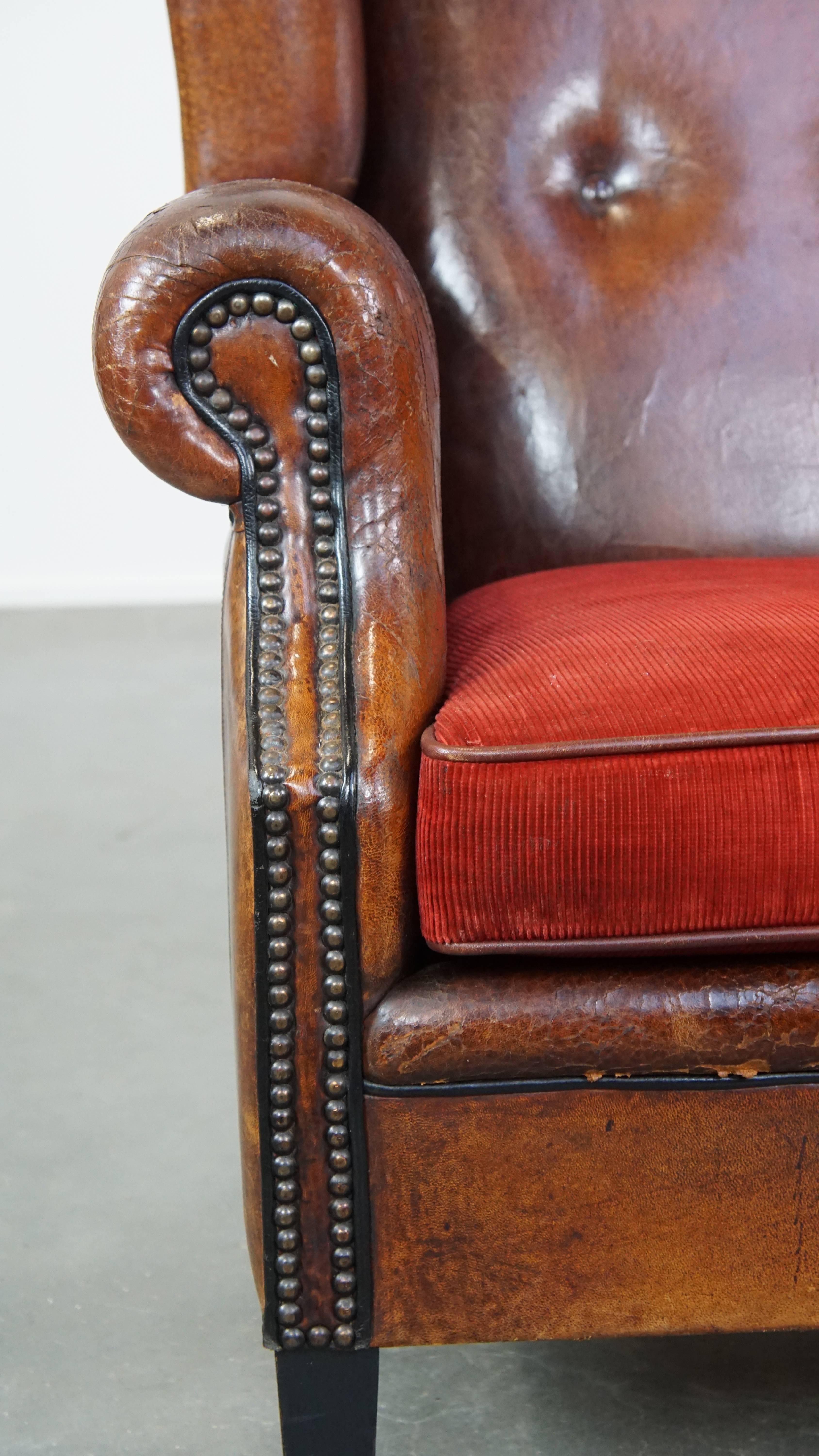 Lujoso sillón vintage de piel de oveja con cojín de pana roja en venta 7