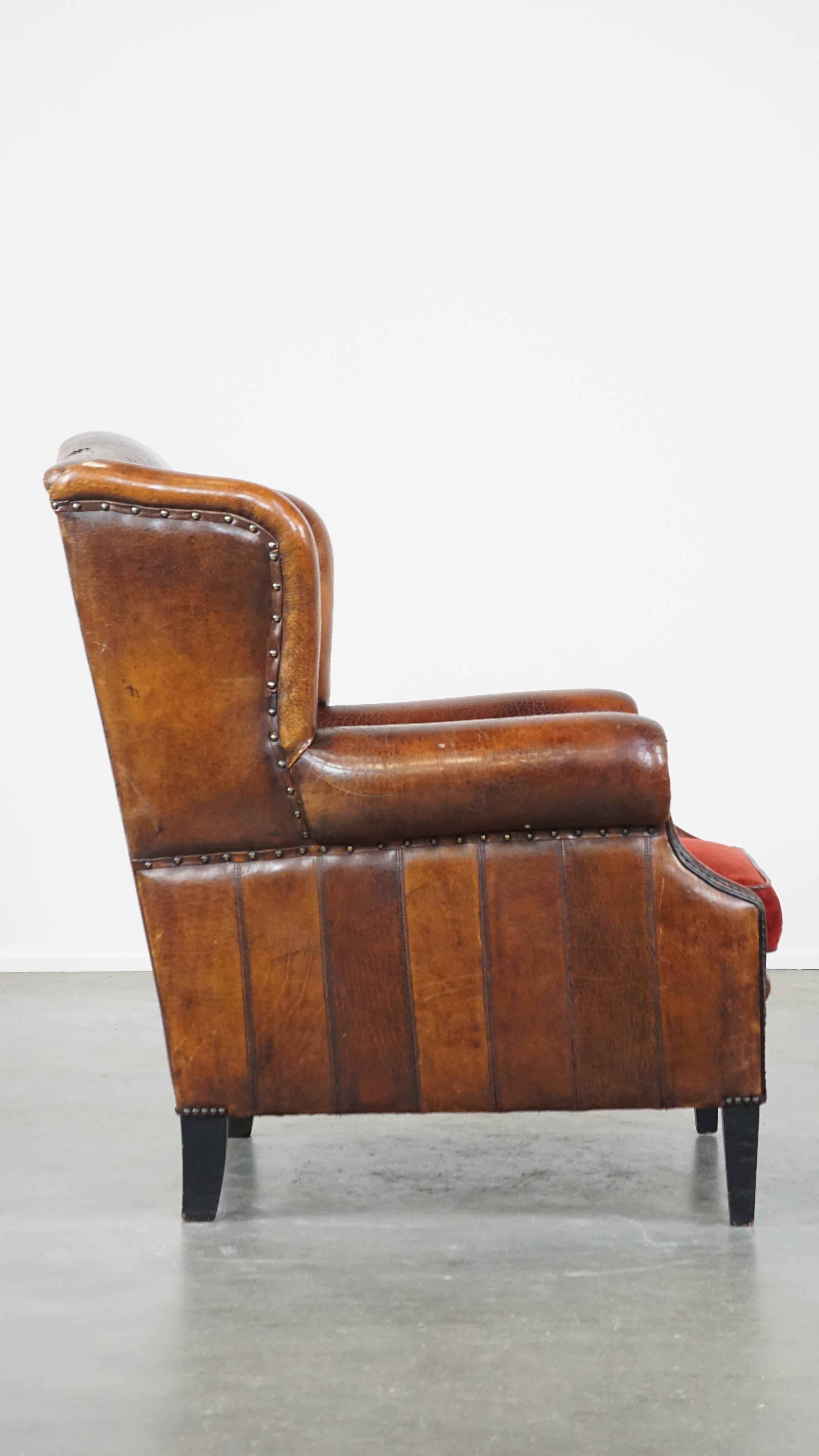 Lujoso sillón vintage de piel de oveja con cojín de pana roja Hecho a mano en venta