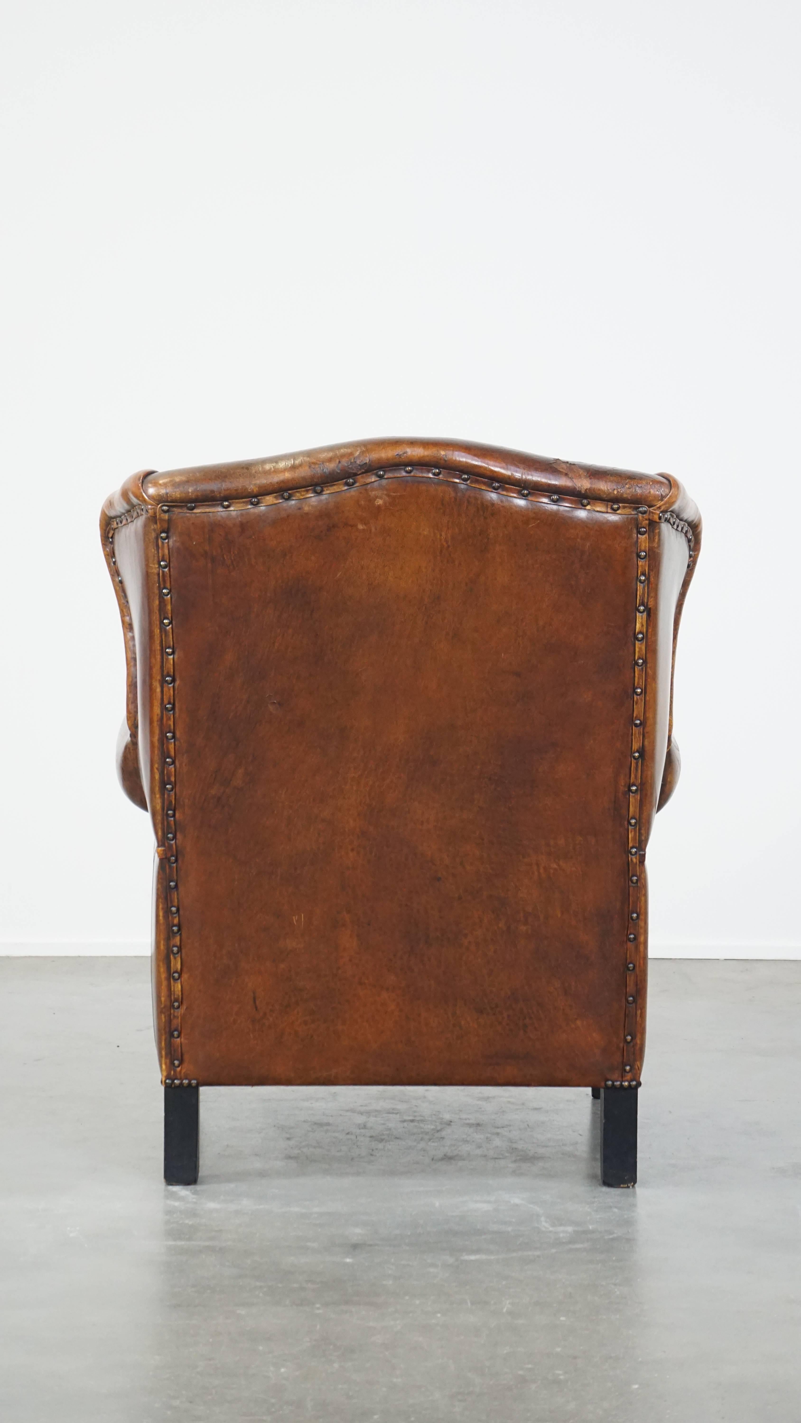 Lujoso sillón vintage de piel de oveja con cojín de pana roja en Bueno estado para la venta en Harderwijk, NL