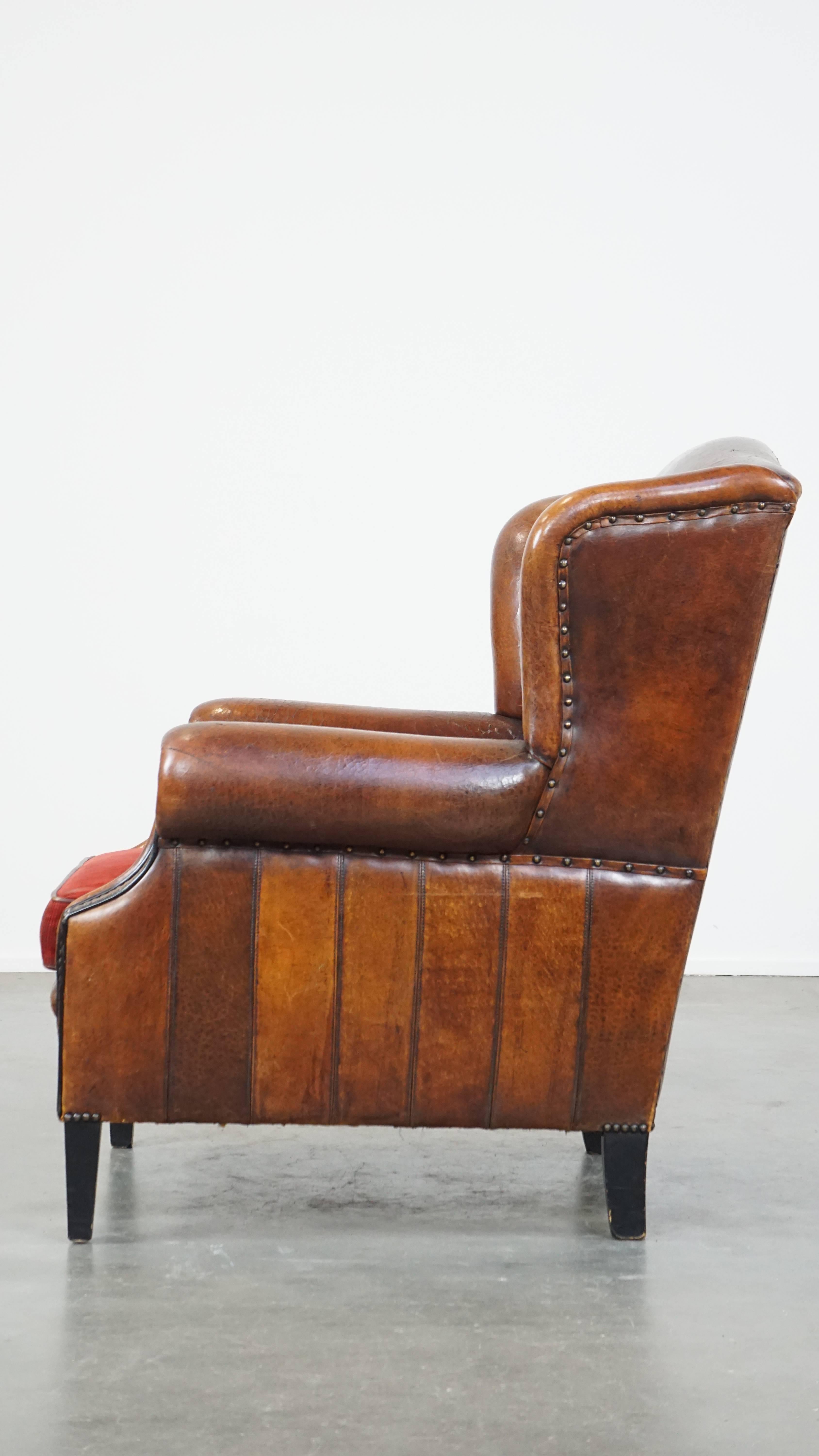 Lujoso sillón vintage de piel de oveja con cojín de pana roja siglo XX en venta