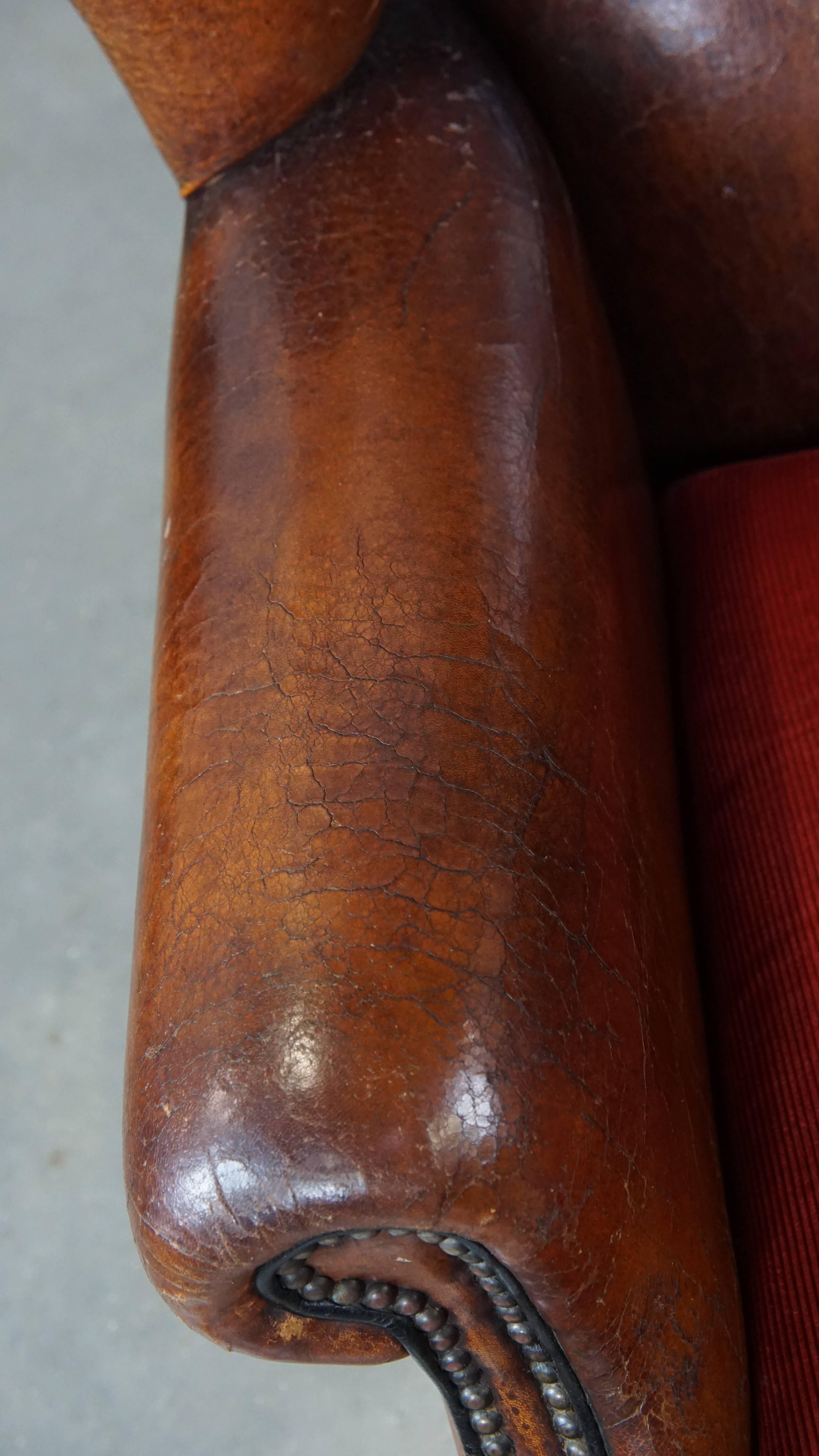 Lujoso sillón vintage de piel de oveja con cojín de pana roja en venta 1
