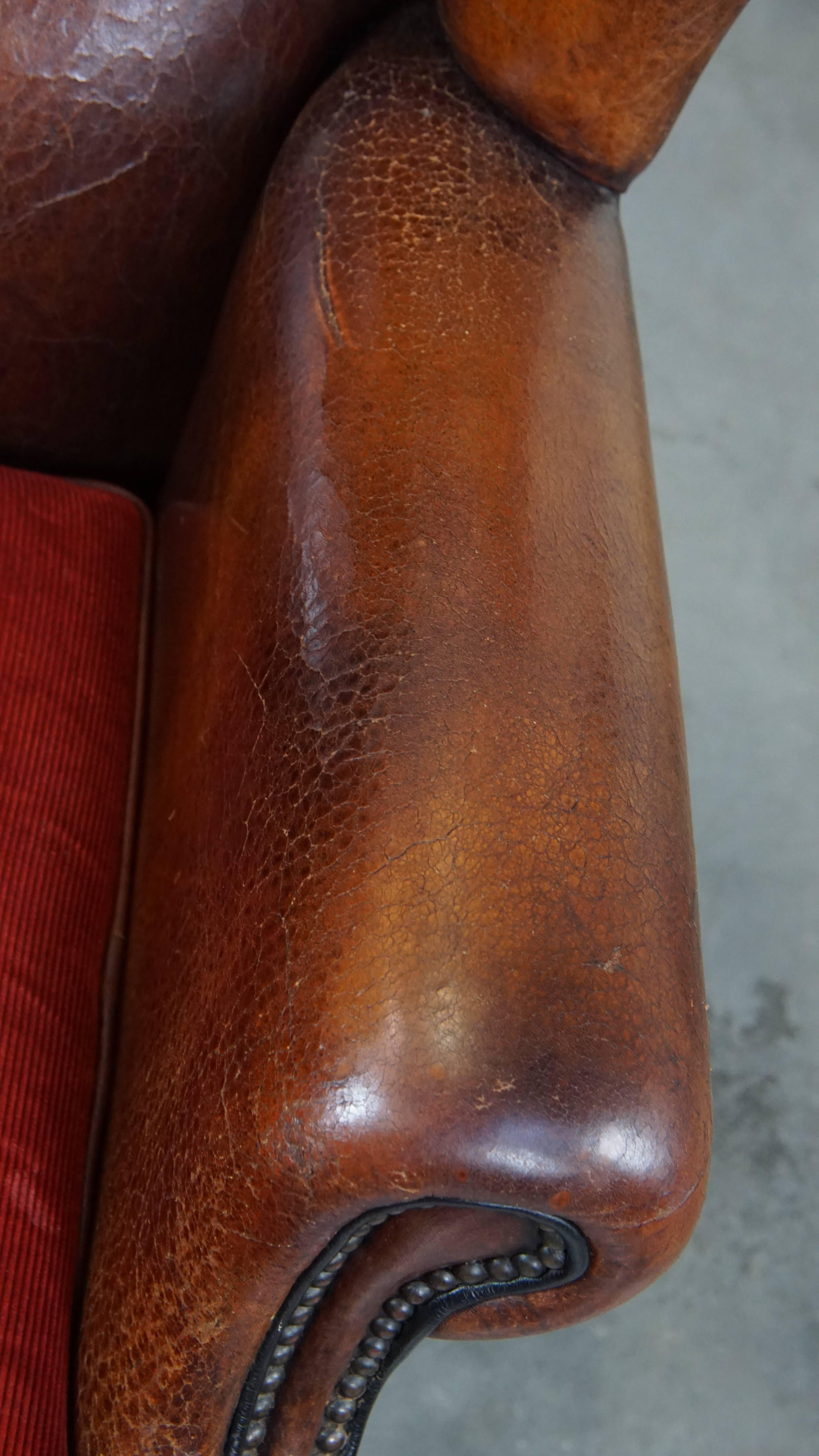 Lujoso sillón vintage de piel de oveja con cojín de pana roja en venta 2