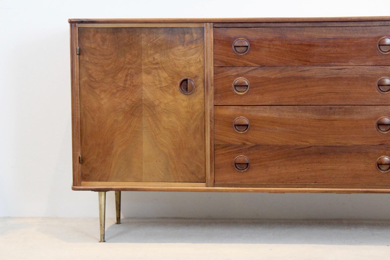 Luxury Walnut Brass Credenza by William Watting for Fristho Modernart Denmark In Good Condition For Sale In Voorburg, NL