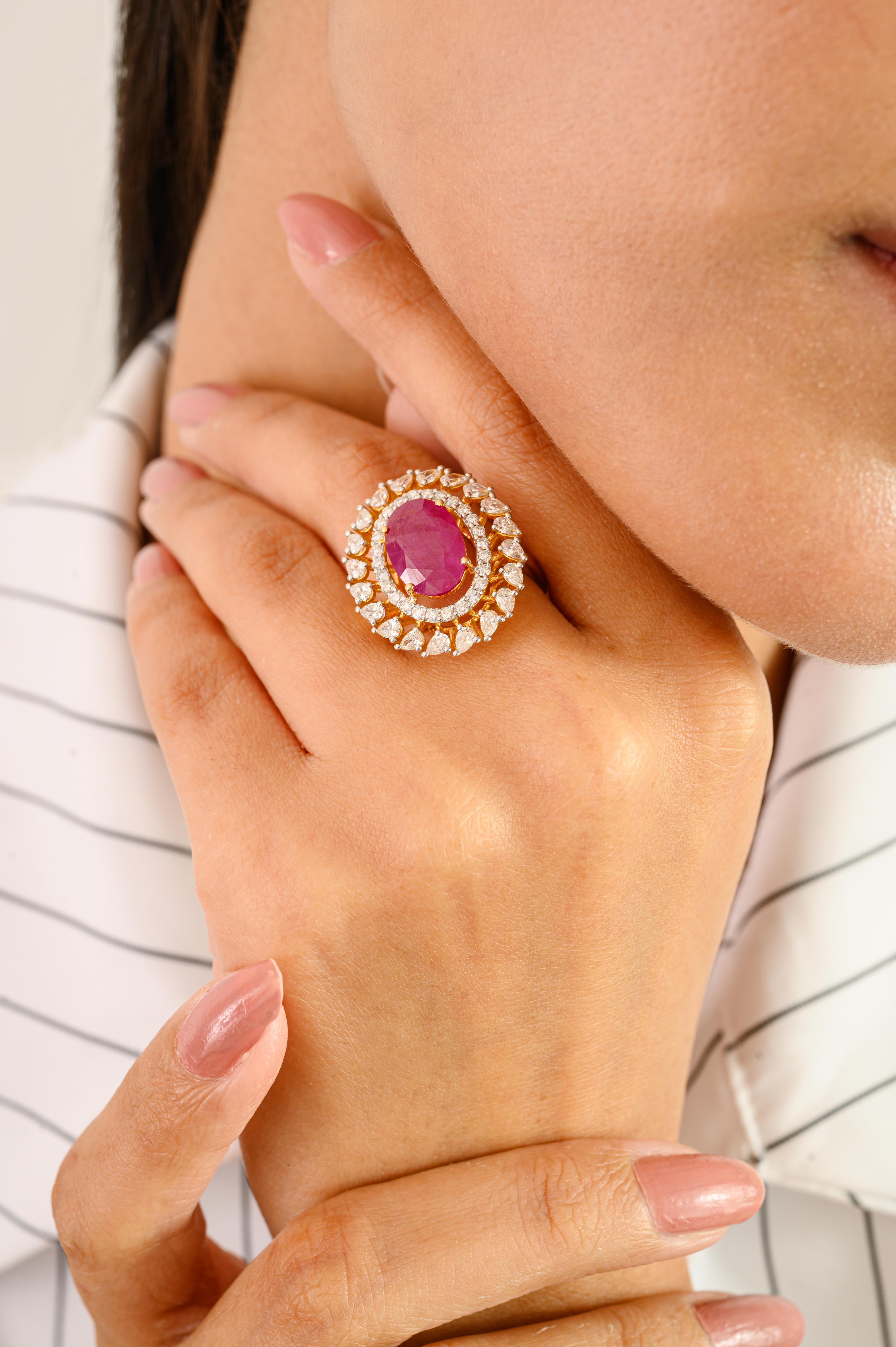 Im Angebot: Luxuriöser Ehering aus 14k Gelbgold mit Rubin im Ovalschliff und Halo-Diamant () 8