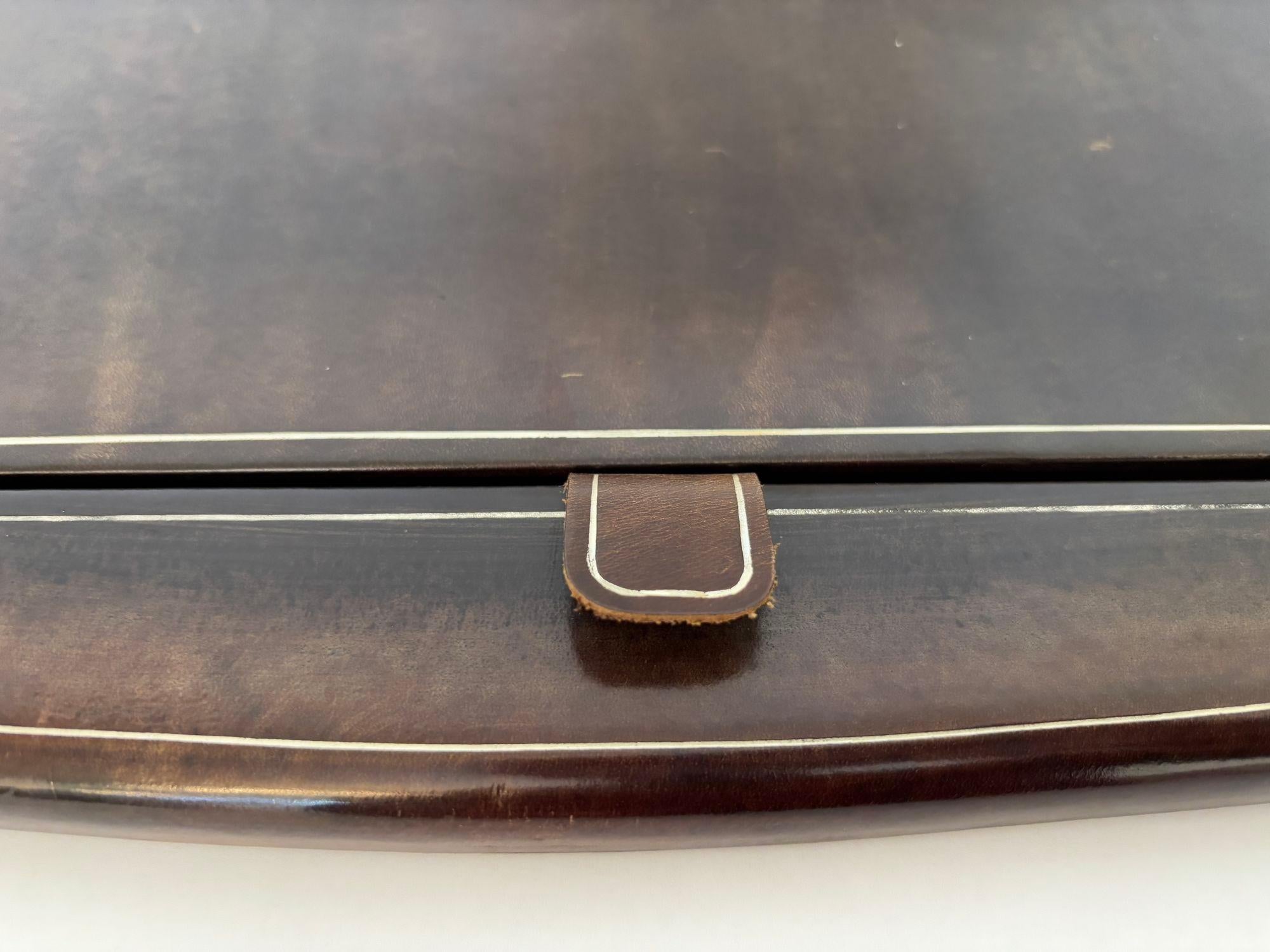 Sous-main en cuir toasté de luxe avec embossage en argent doré fabriqué à Firenze en Italie.
Sous-main italien de luxe en cuir tanné dans une riche teinte brun foncé et rehaussé d'un gaufrage argenté Firenze.
Forme unique faite sur mesure en cuir