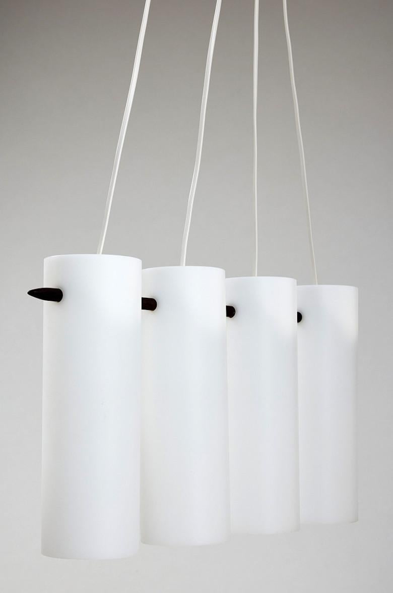 Plafonnier d'inspiration japonaise conçu par les frères designers suédois Uno & Östen Kristiansson et fabriqué par leur propre entreprise, Luxus. Acrylique et bois de rose. Mesurer la partie de la lampe : 60 cm (largeur 4 cylindres), 29 cm (hauteur