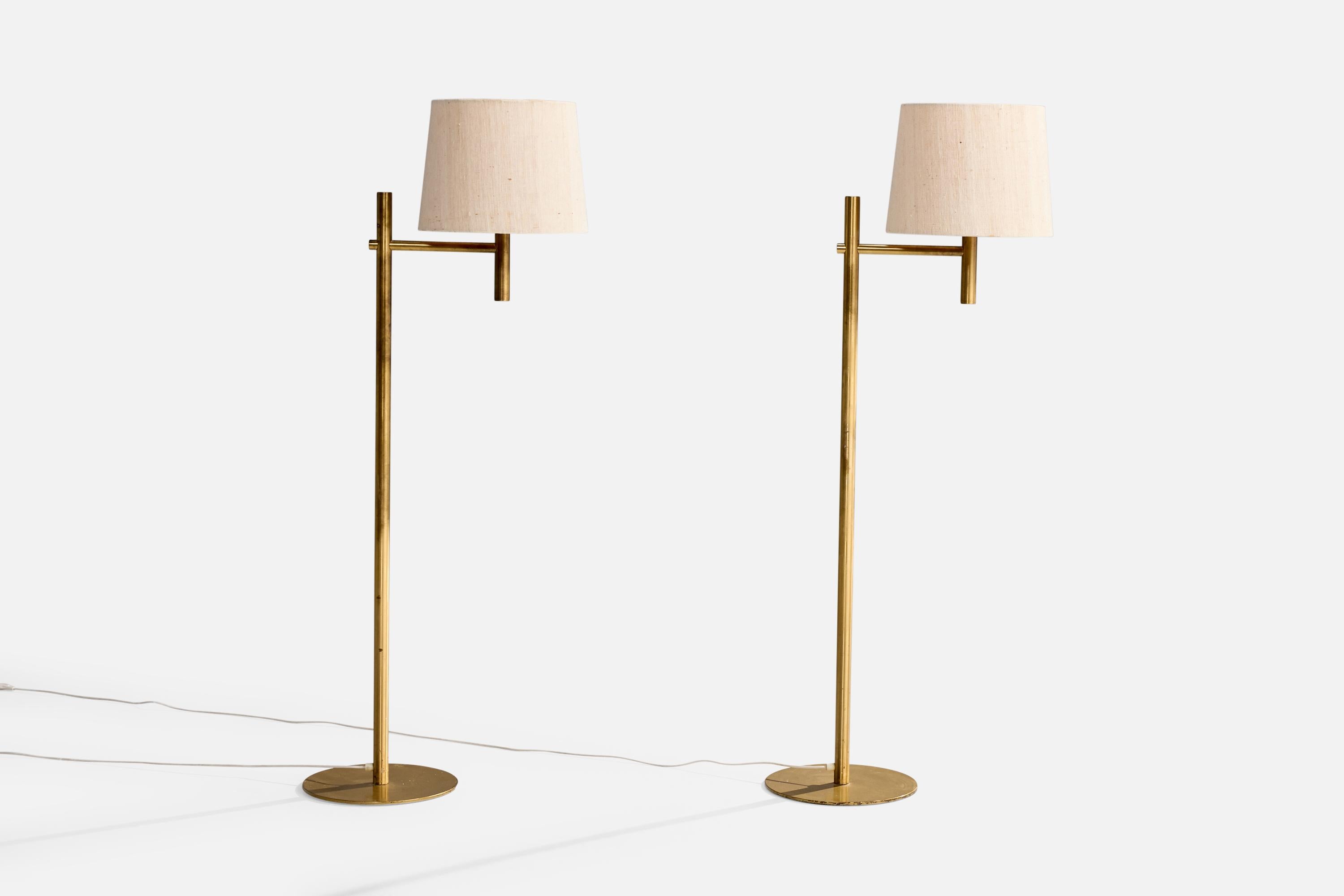 Paire de lampadaires en laiton, acrylique et tissu tissé, conçus et produits par Luxus, c. C. années 1970

Dimensions de la lampe avec abat-jour (pouces) : 52.375 