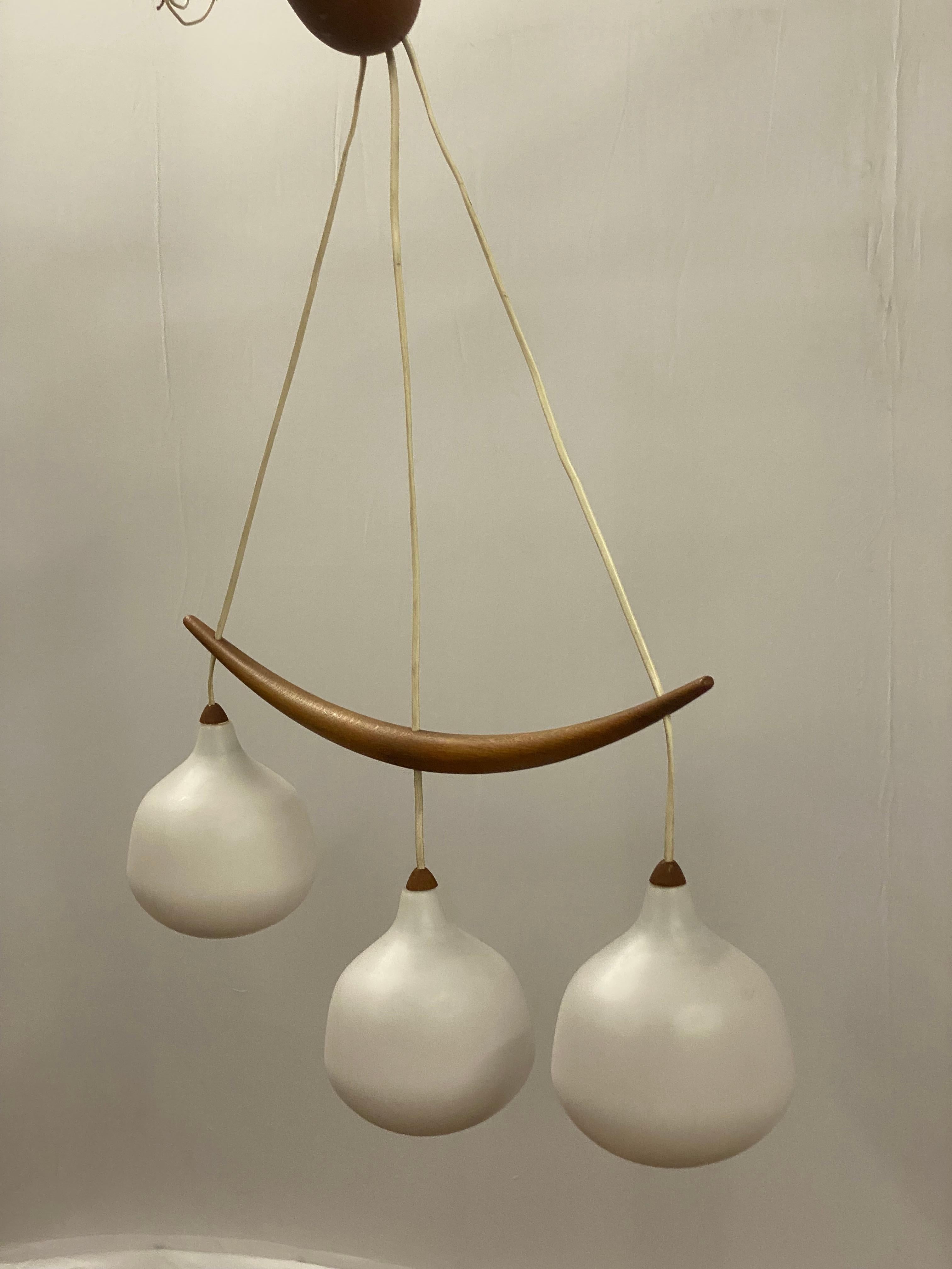 Mid-Century moderno Luxus Model 512 Uno & Osten Kristiansson Bananen Triple Pendant in vendita