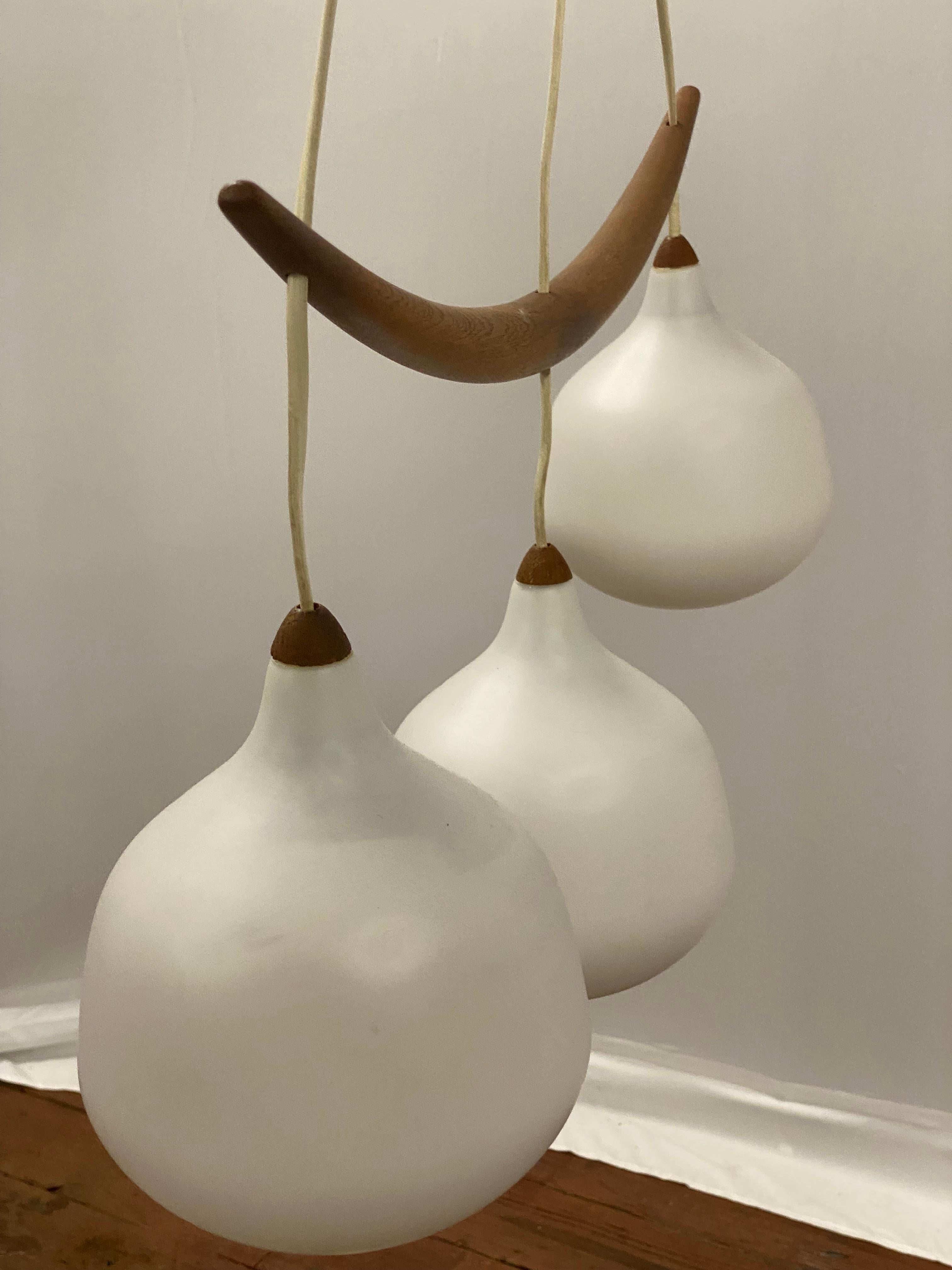 Luxus Model 512 Uno & Osten Kristiansson Bananen Triple Pendant In condizioni buone in vendita a Garnerville, NY