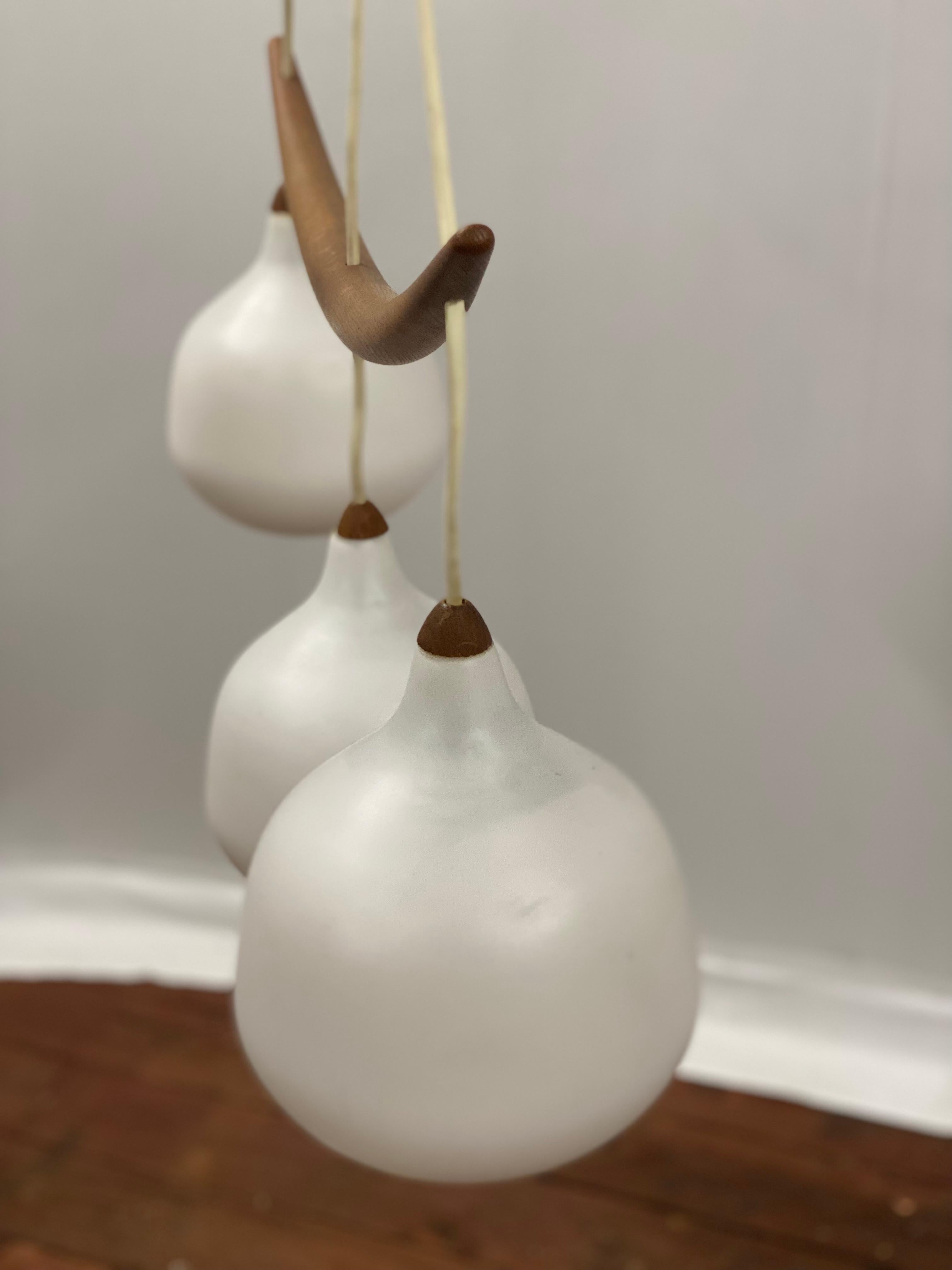 Metà XX secolo Luxus Model 512 Uno & Osten Kristiansson Bananen Triple Pendant in vendita