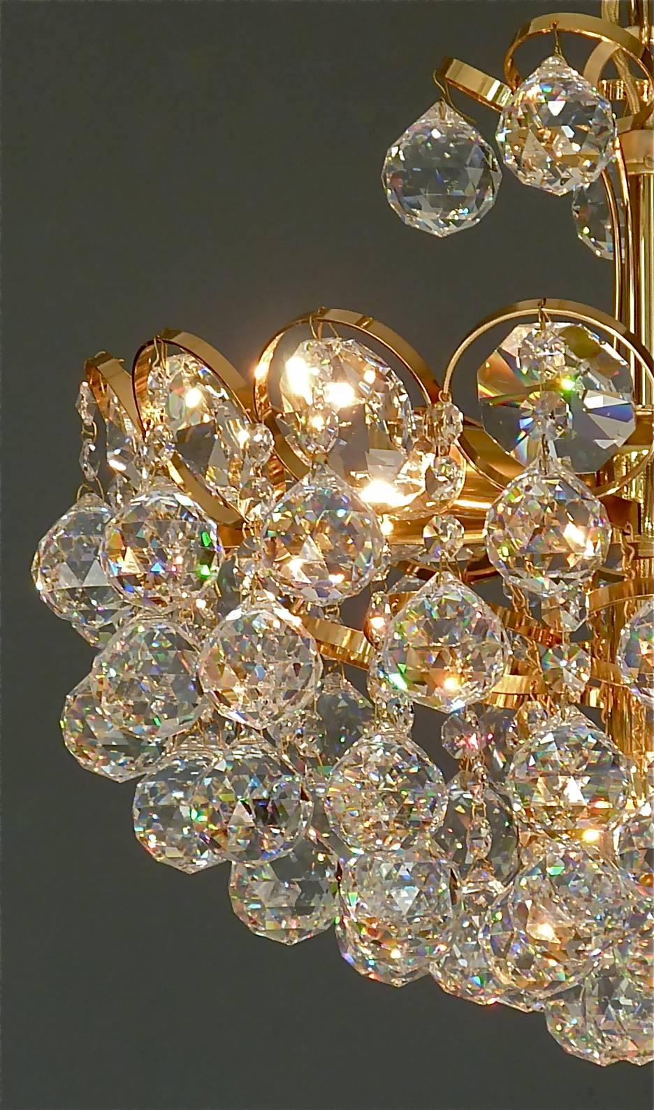 Luxus Palwa Midcentury Chandelier Gilt Brass Faceted Crystal Glass Globes, 1960 7