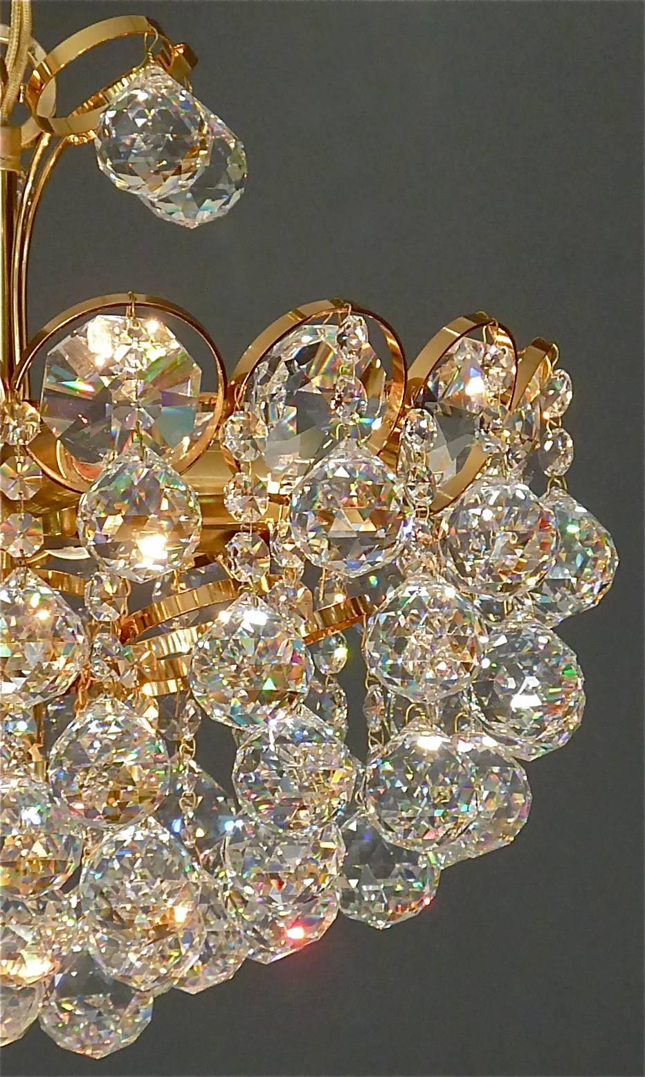 Luxus Palwa Midcentury Chandelier Gilt Brass Faceted Crystal Glass Globes, 1960 8