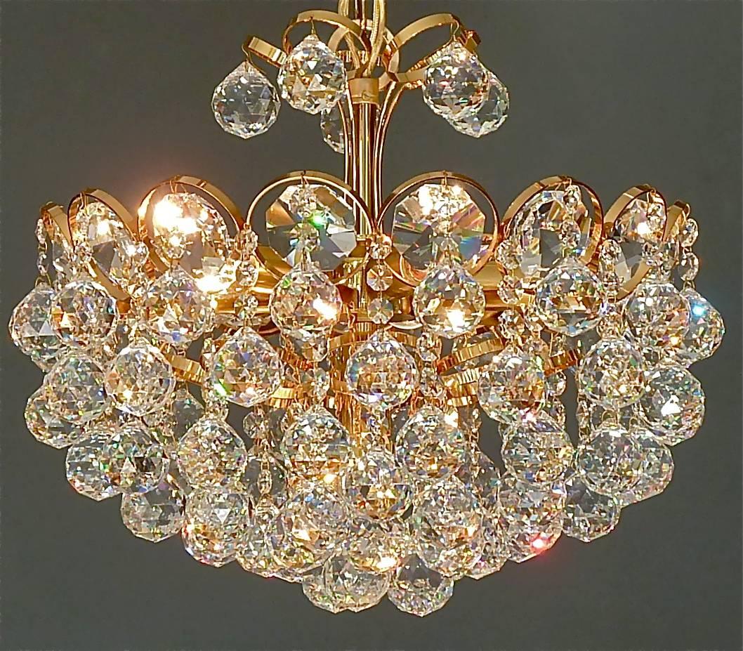 Luxus Palwa Midcentury Chandelier Gilt Brass Faceted Crystal Glass Globes, 1960 9