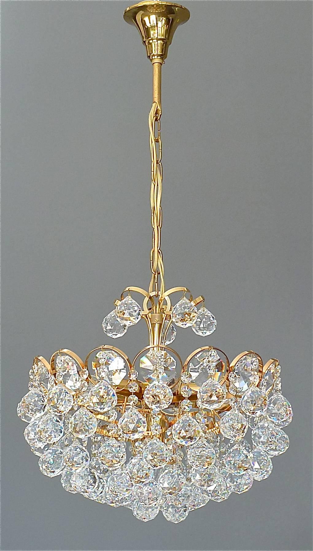 Luxus Palwa Midcentury Chandelier Gilt Brass Faceted Crystal Glass Globes, 1960 11
