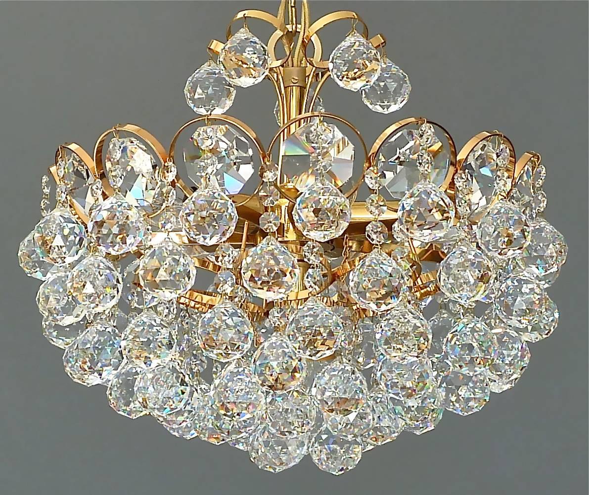 Hollywood Regency Luxus Palwa Midcentury Chandelier Gilt Brass Faceted Crystal Glass Globes, 1960