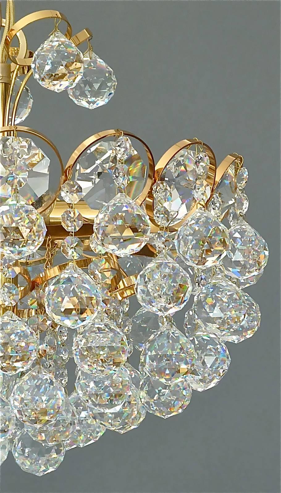 Luxus Palwa Midcentury Chandelier Gilt Brass Faceted Crystal Glass Globes, 1960 In Good Condition In Nierstein am Rhein, DE