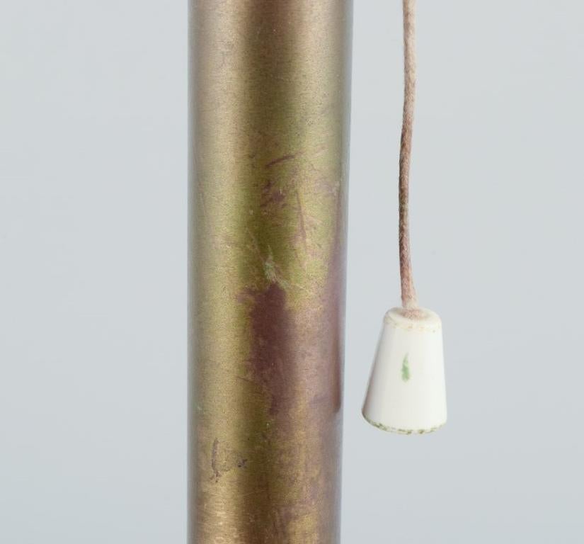 Laiton Luxus, Suède. Grande lampe de table en laiton avec abat-jour en plastique et tissu Brown. en vente