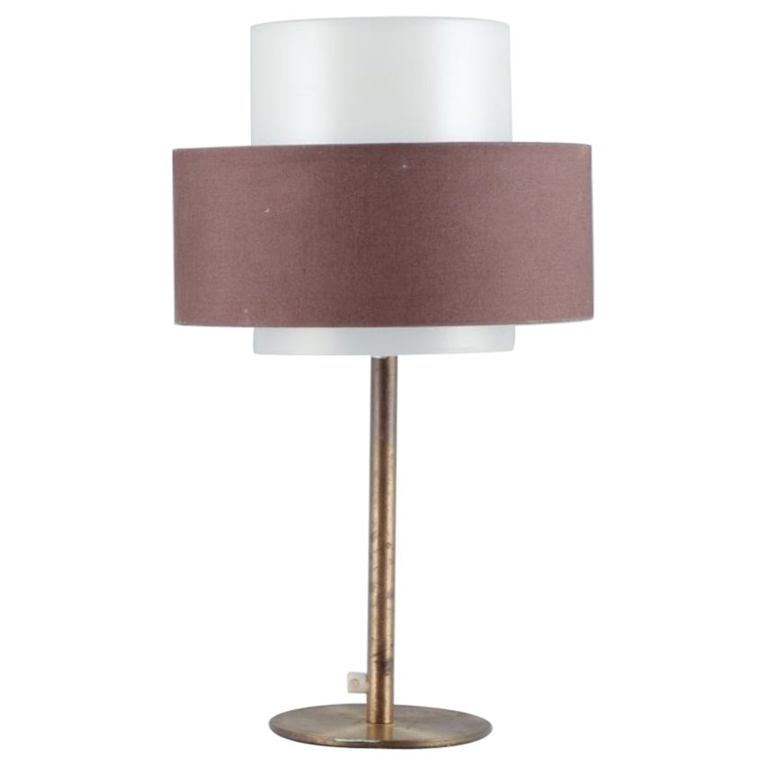Luxus, Suède. Grande lampe de table en laiton avec abat-jour en plastique et tissu Brown.