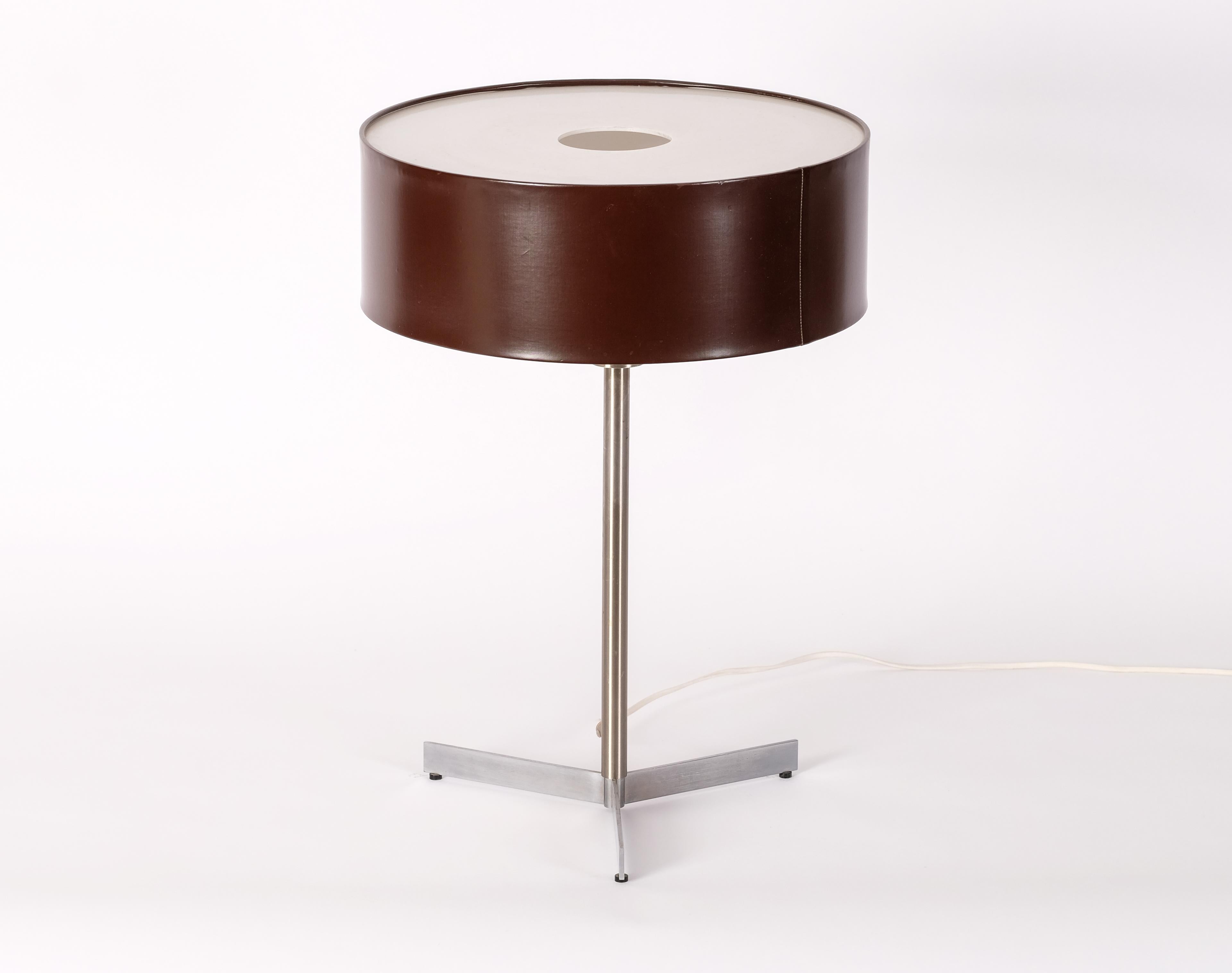 Lampe de table conçue par Design/One et Östen Kristiansson, fabriquée par Luxus, Suède, années 1960. 
Bon état vintage.
