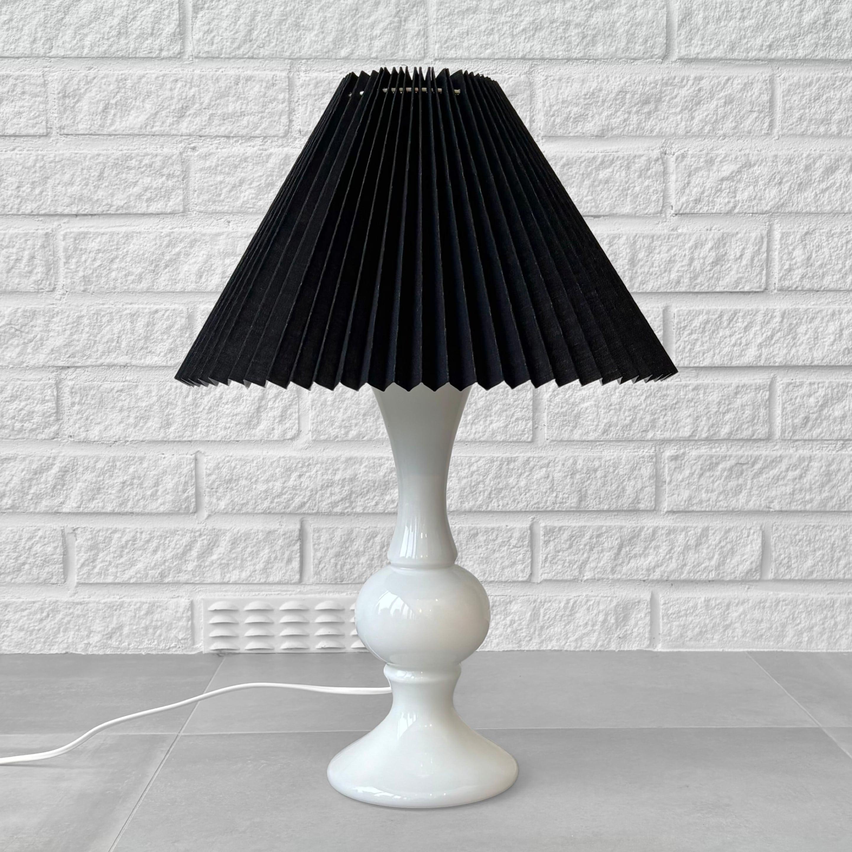 Luxus Tischlampen 1011 STIL, Uno & Östen Kristiansson, weißes Glas, Schweden 1960er Jahre (Skandinavische Moderne) im Angebot