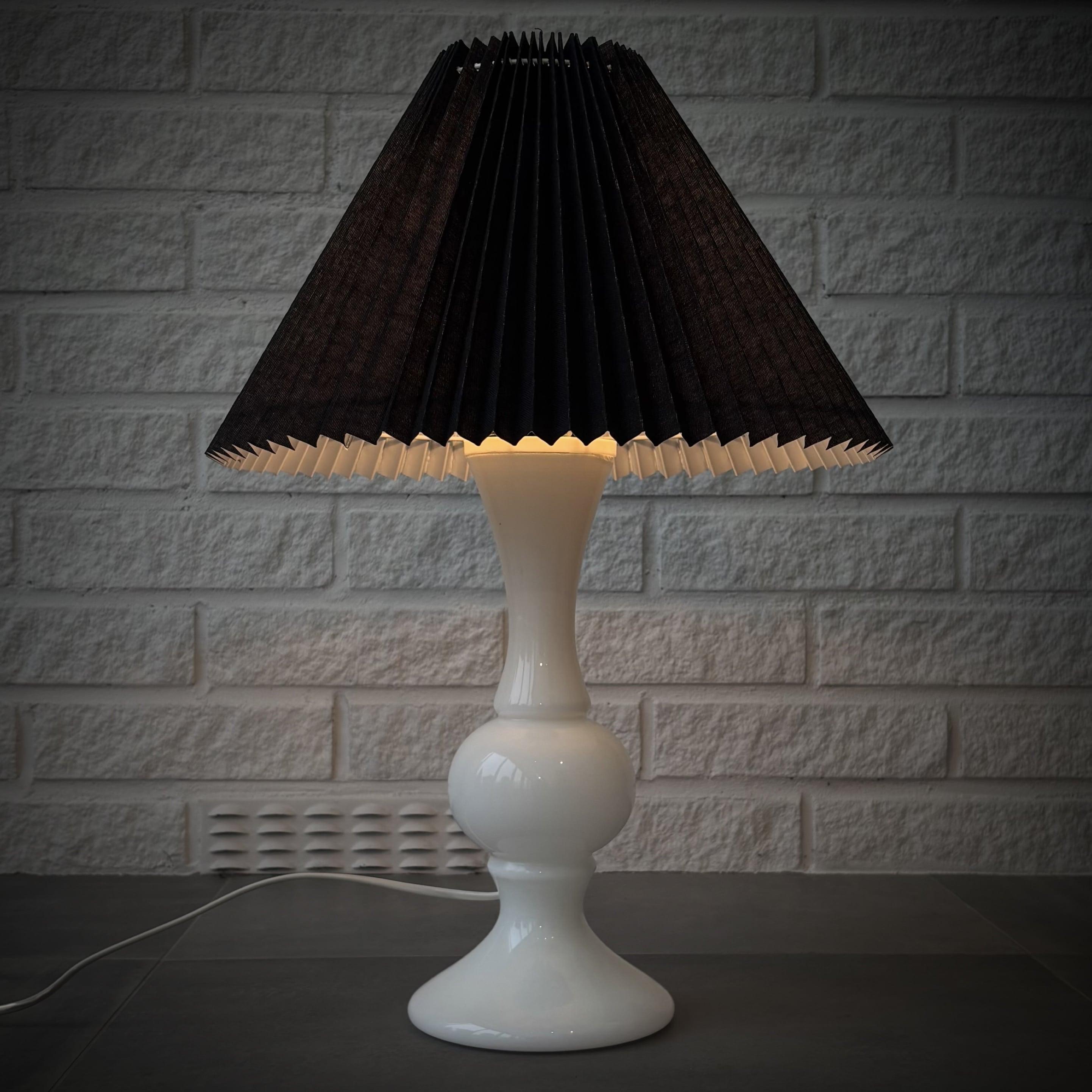 Luxus Tischlampen 1011 STIL, Uno & Östen Kristiansson, weißes Glas, Schweden 1960er Jahre (Schwedisch) im Angebot