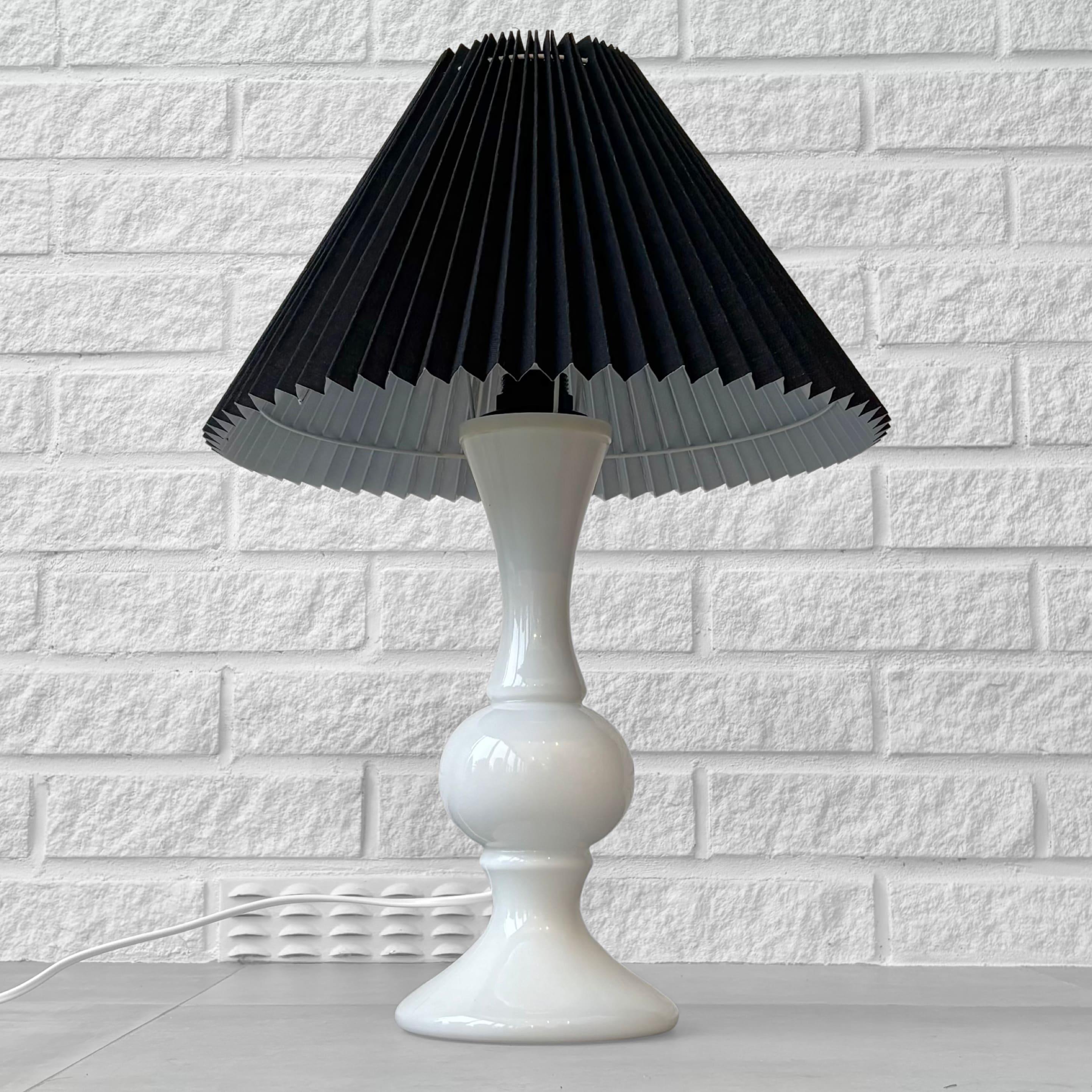 Luxus Tischlampen 1011 STIL, Uno & Östen Kristiansson, weißes Glas, Schweden 1960er Jahre im Zustand „Gut“ im Angebot in Forserum, SE