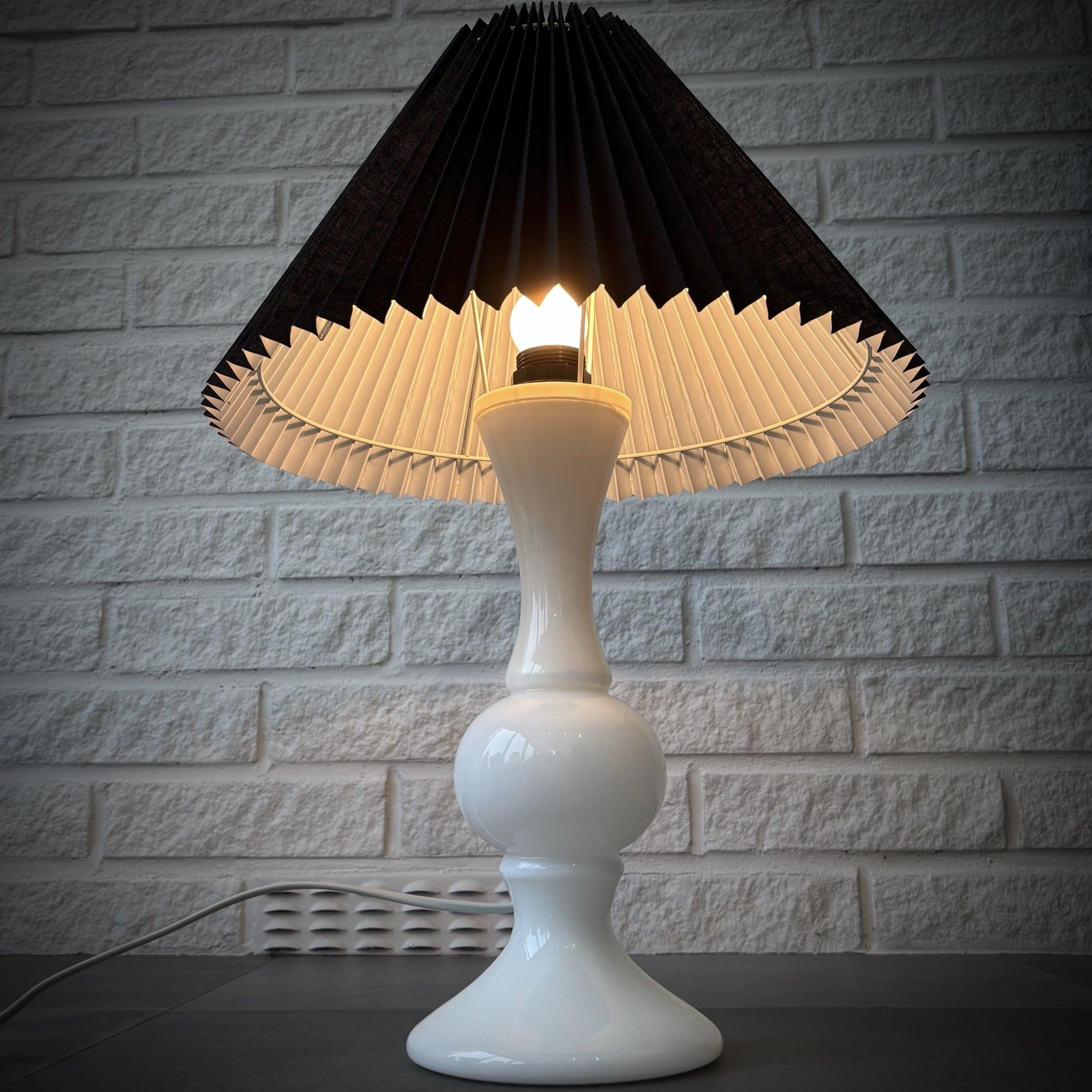 Luxus Tischlampen 1011 STIL, Uno & Östen Kristiansson, weißes Glas, Schweden 1960er Jahre (Mitte des 20. Jahrhunderts) im Angebot