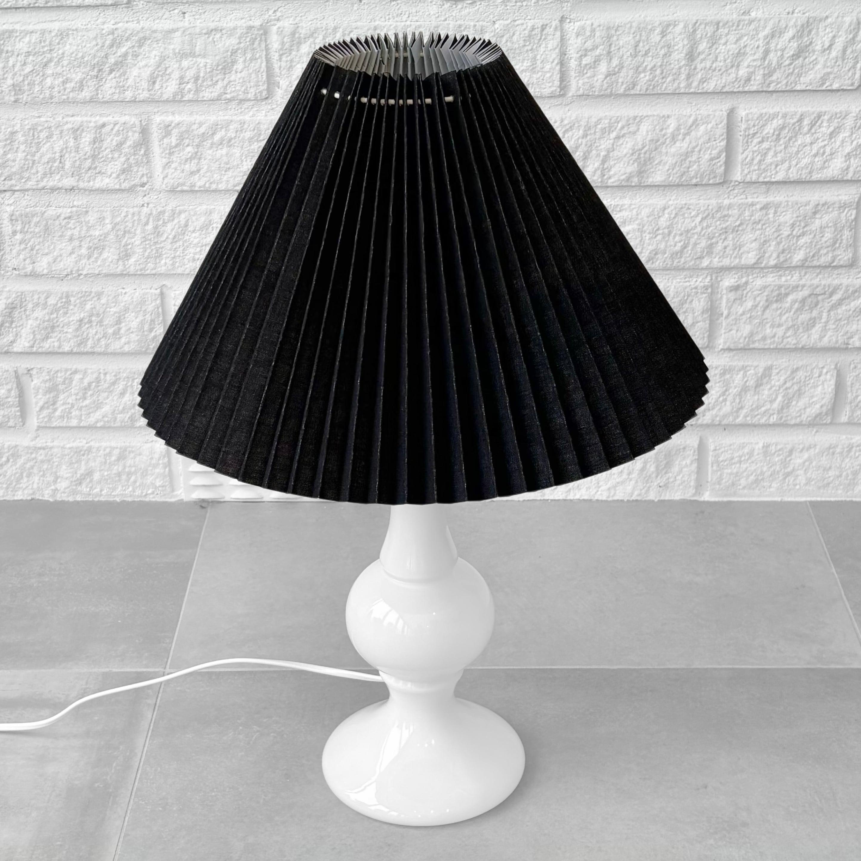 Luxus Tischlampen 1011 STIL, Uno & Östen Kristiansson, weißes Glas, Schweden 1960er Jahre (Textil) im Angebot