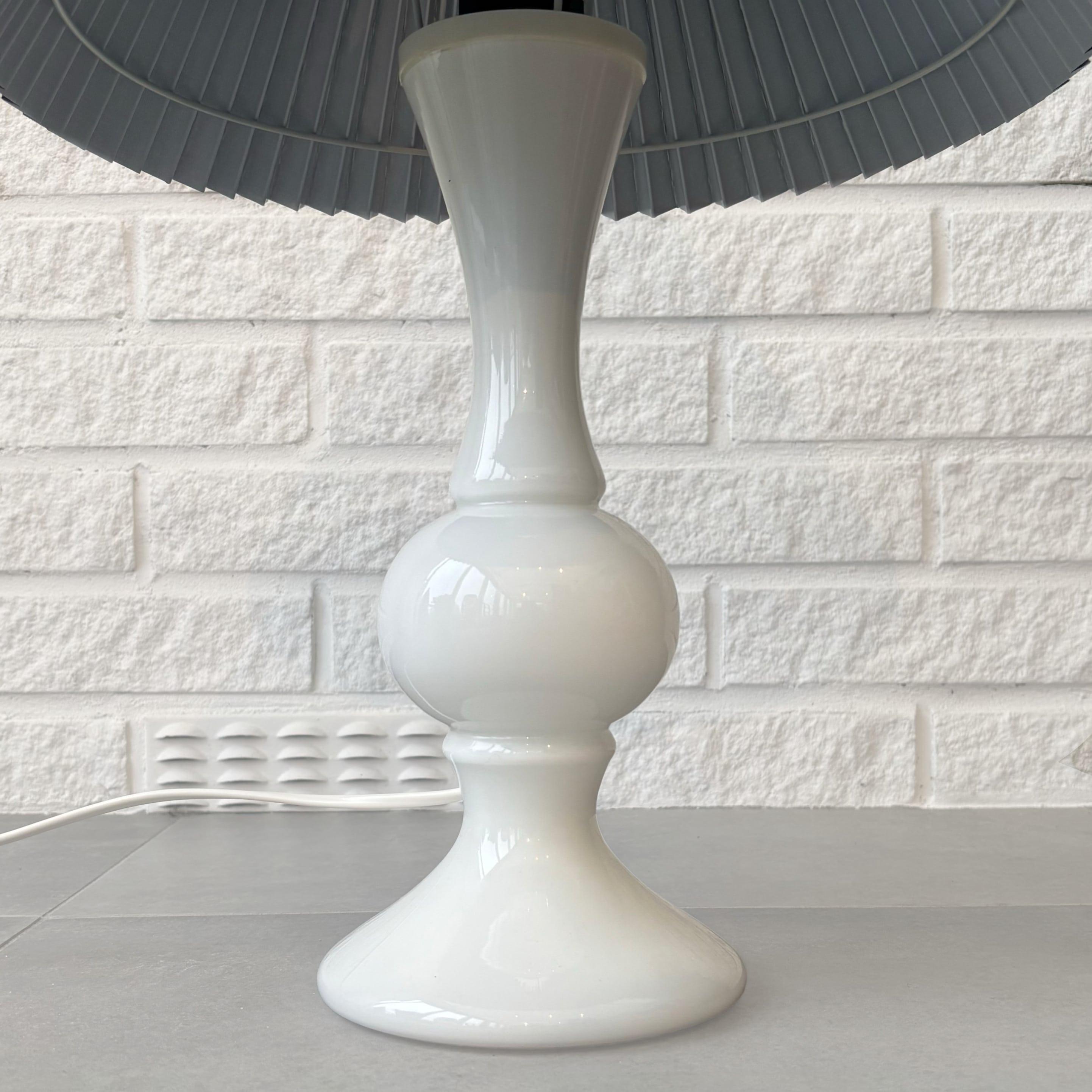 Luxus Tischlampen 1011 STIL, Uno & Östen Kristiansson, weißes Glas, Schweden 1960er Jahre im Angebot 1