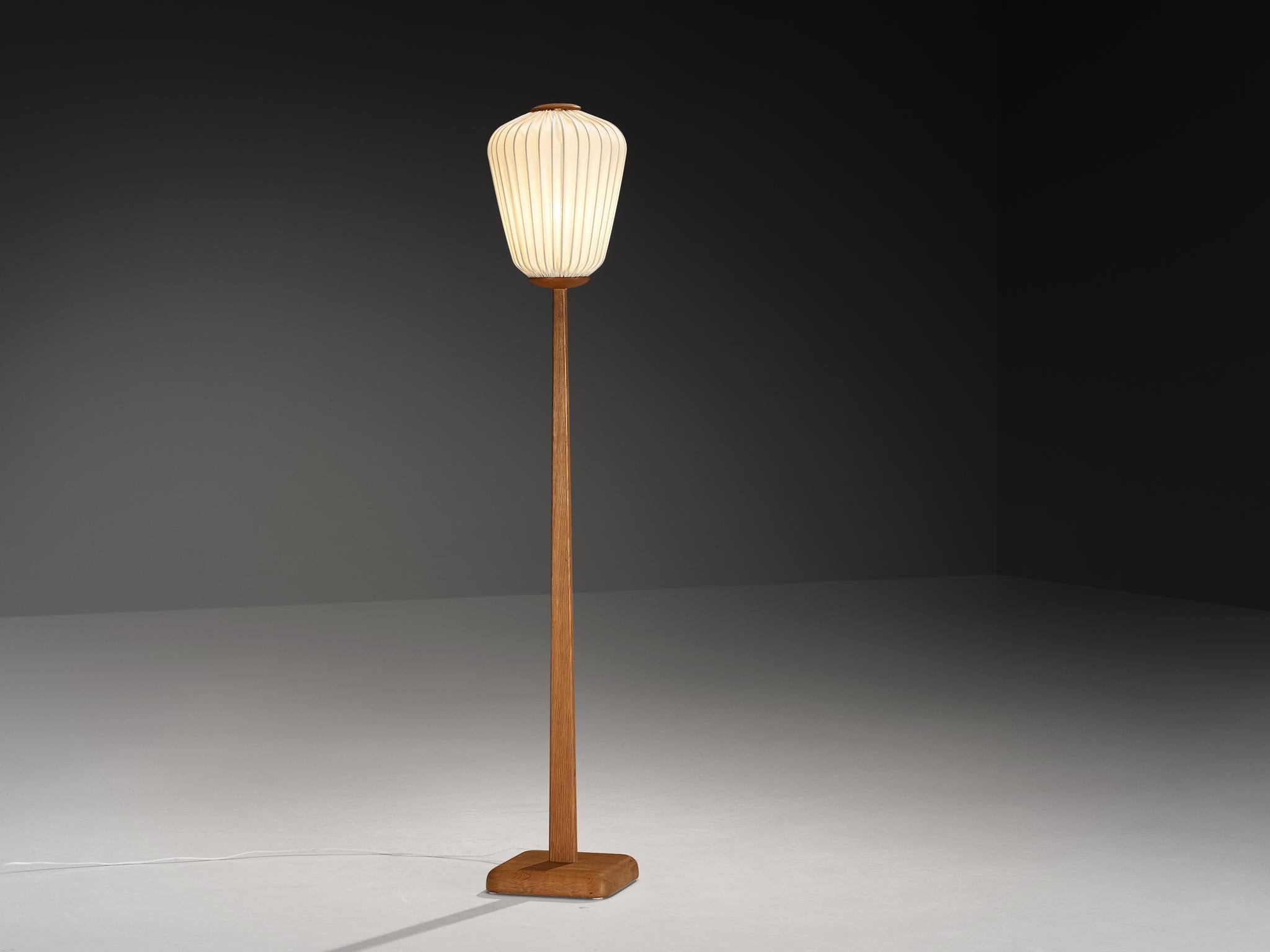 Luxus Vittsjö, Stehleuchte, Eiche, Seide, Schweden, 1950/60er Jahre

Diese moderne schwedische Stehleuchte, die in den 1950er oder 60er Jahren von Luxus Vittsjö hergestellt wurde, zeichnet sich durch klare Linien, natürliche Materialien und