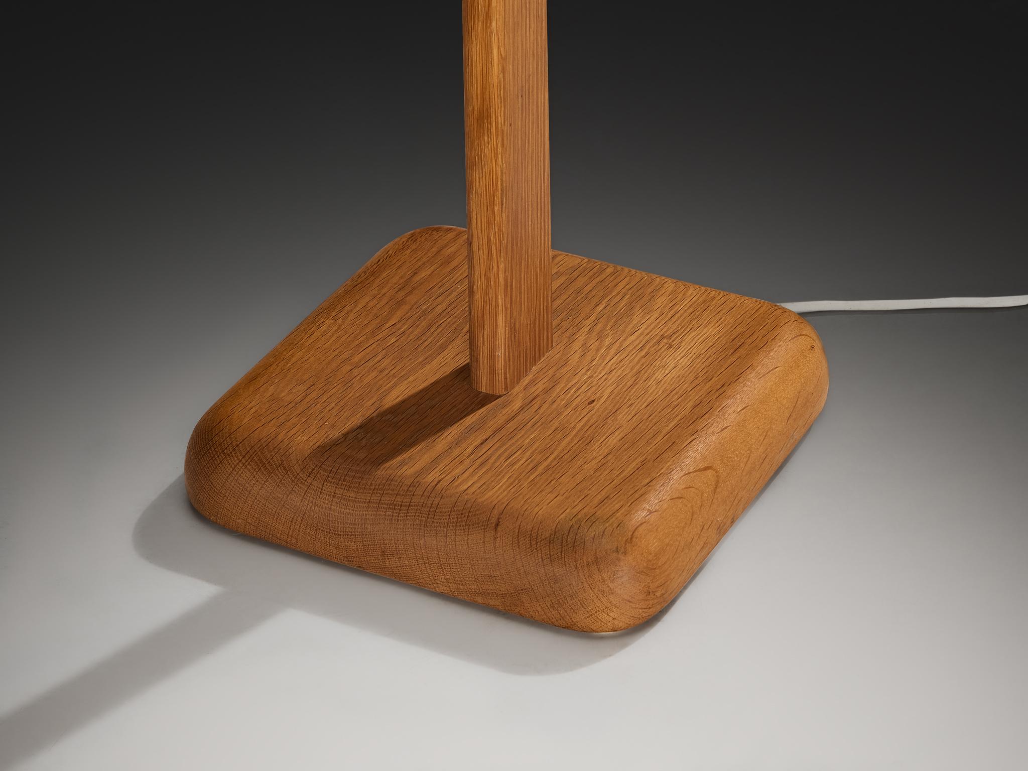 Luxus Vittsjö Schwedische Moderne Stehleuchte in Eiche mit Seidenschirm im Angebot 1