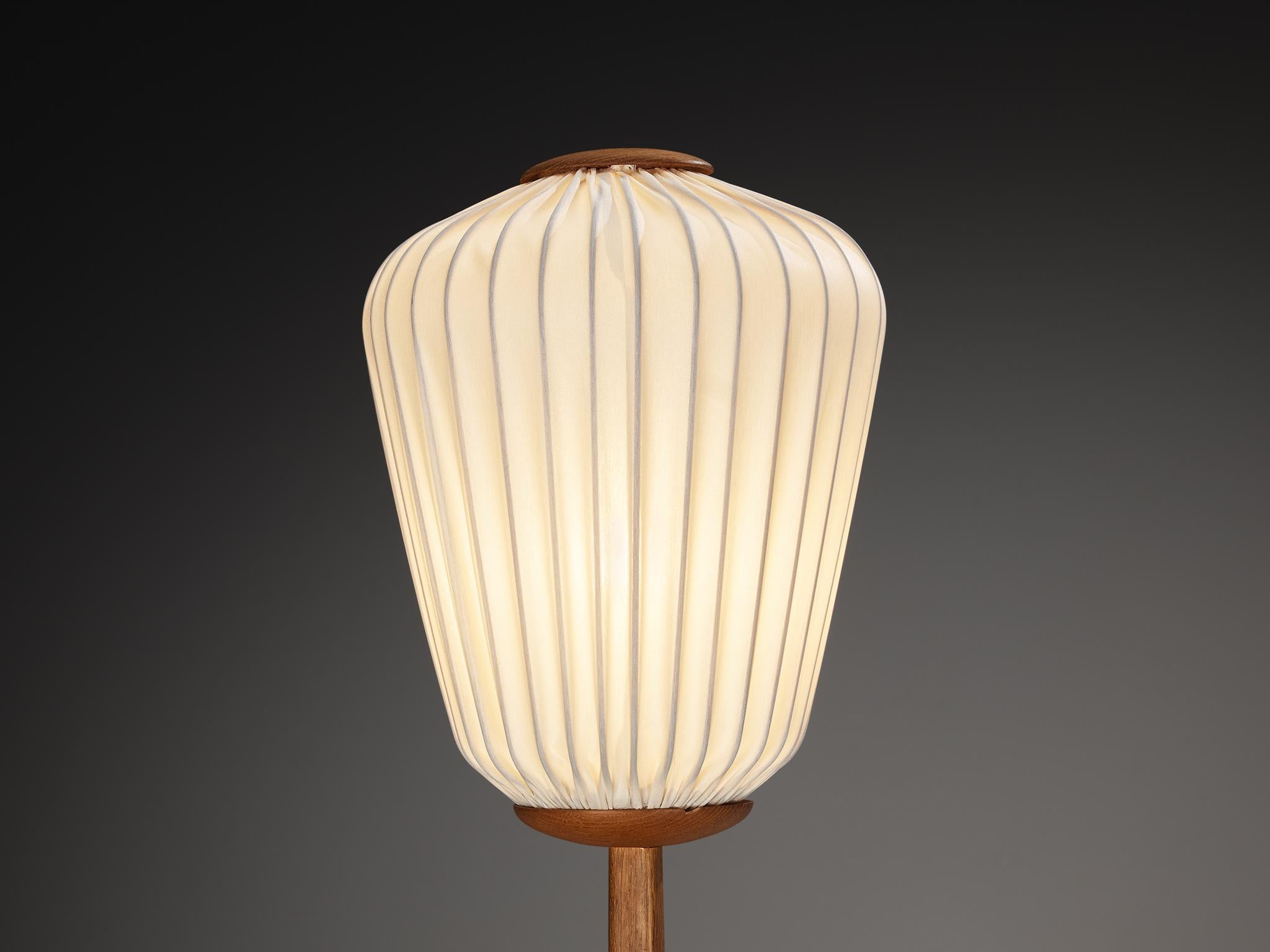 Luxus Vittsjö Schwedische Moderne Stehleuchte in Eiche mit Seidenschirm im Angebot 2