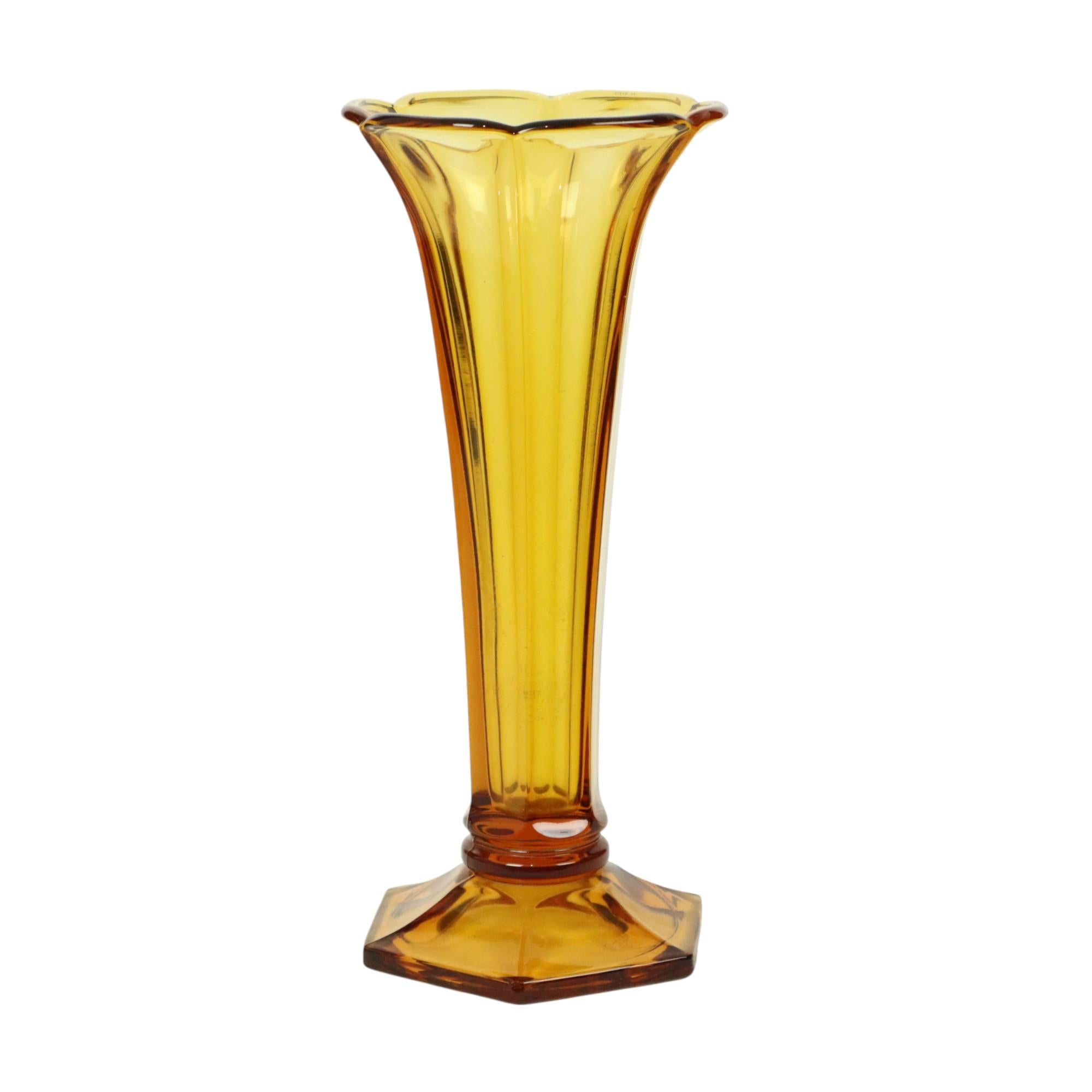 Bellissimo vaso Art Deco, colore ambrato, vaso Américain della collezione Luxval del 1935, di Val Saint Lambert, Belgio, marcato sul fondo.

Questo bellissimo vaso Art Deco ha un colore ambrato luminoso e caldo; la sua origine si trova nel catalogo