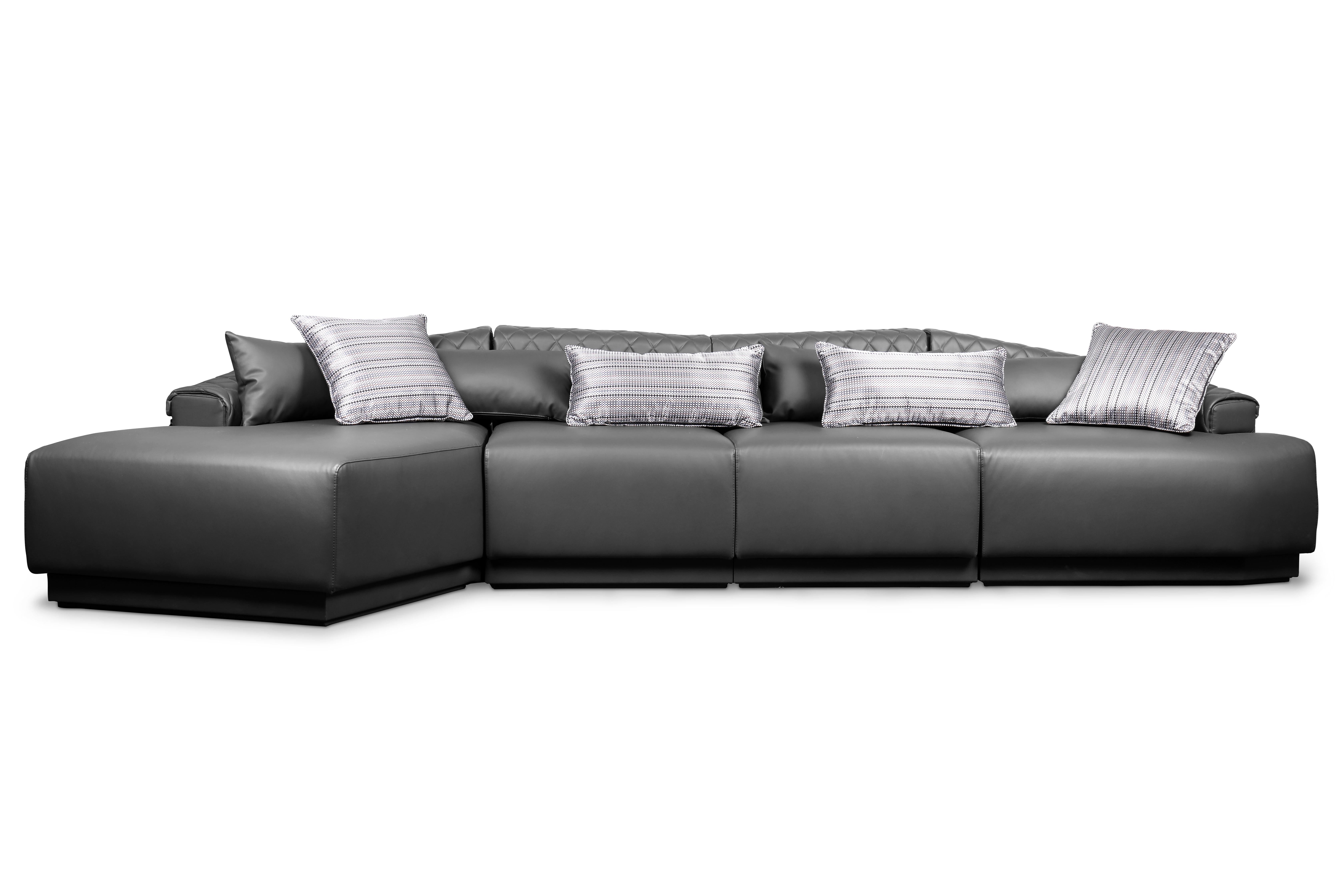Inspiriert durch seine besondere Form ist Anguis ein modulares und anpassungsfähiges Sofa, das eine Vielzahl von Profilen aufnehmen kann, ohne seine komfortable und luxuriöse Seite zu verlieren. Die Haut, mit der er überzogen ist, spiegelt die