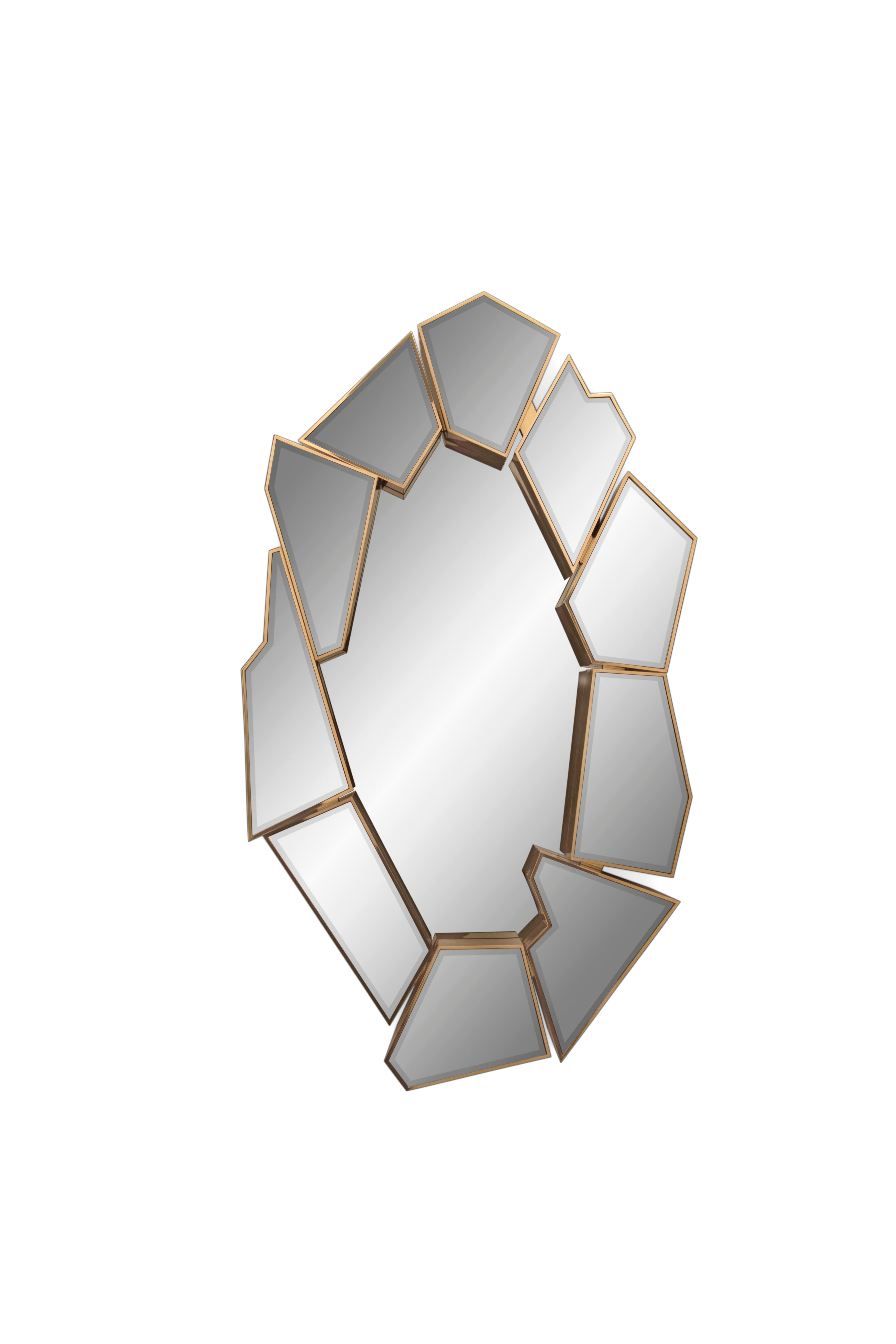 Il lussuoso specchio Crackle è realizzato in ottone placcato oro e specchio nero fumé. Ispirata all'opulenza delle pepite d'oro, è in grado di creare ambienti esclusivi e raffinati. Questo design geometrico ricorda uno specchio in frantumi e