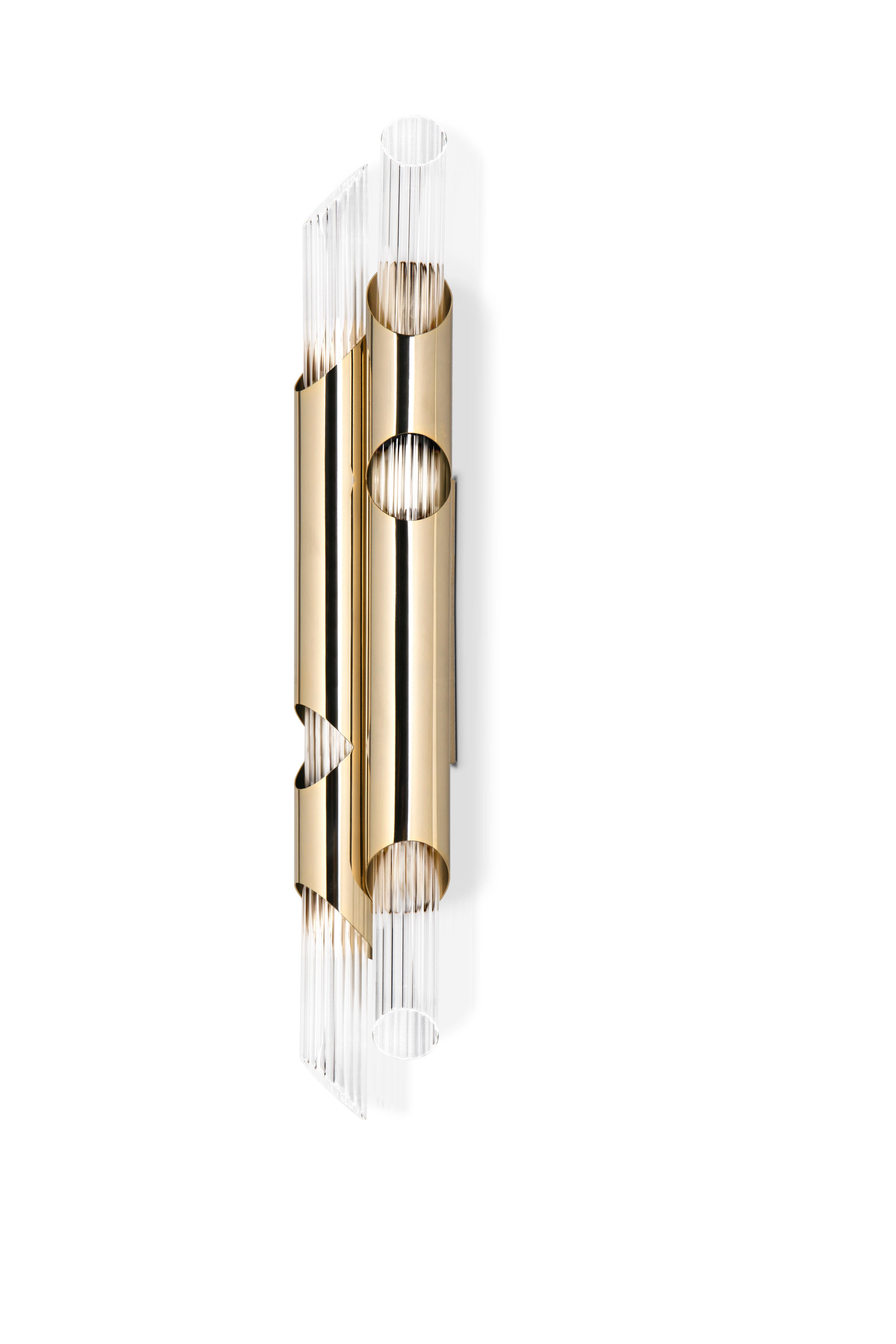 Following the footsteps of Draycott I wall, this wall lamp contemplates all details of the Draycott Tower in two tubes. For all that, the design remains delicate and exquisite. Another wall lighting solution made of brass and crystal