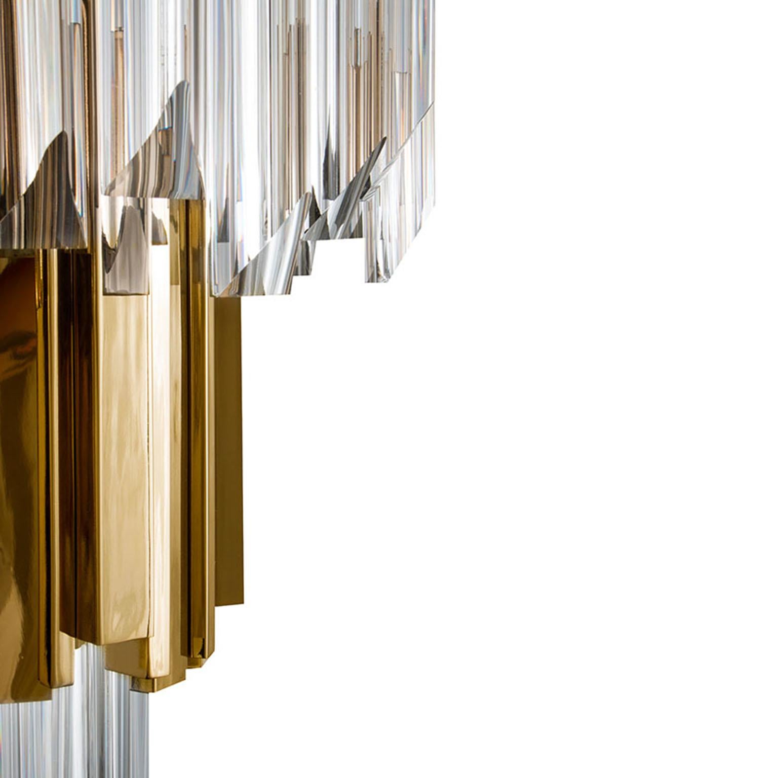 Our Empire chandelier is inspired by the stunning architecture of The Empire State Building. It’s a masterpiece with an extravagant shape, capable of transforming every space into a stunning scenario. Due to its vigorous personality, it creates an