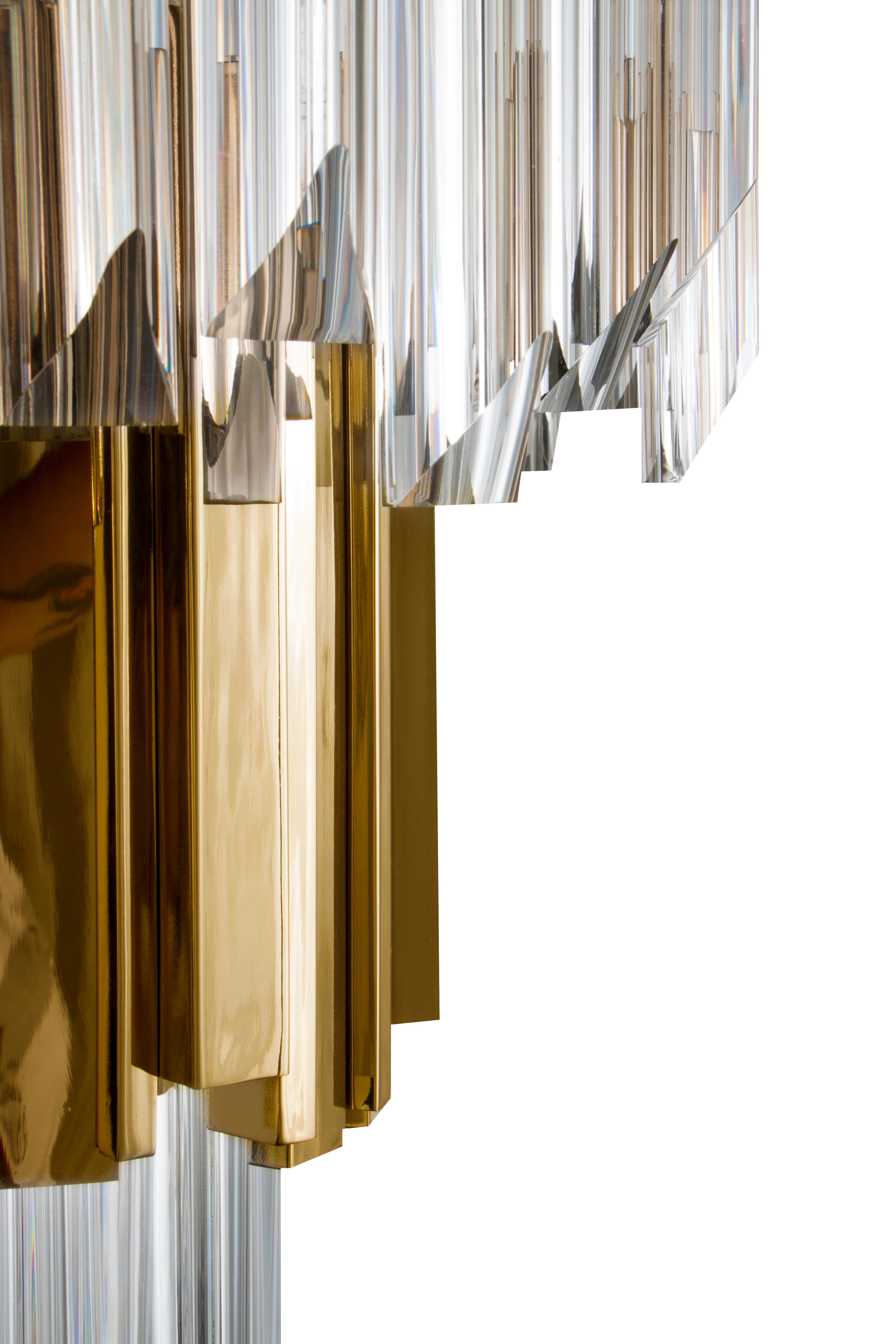Like a precious treasure, this noble and elegant pendant is an exceptional decorative element of the Empire’s family, with a discrete side. Inspired by the Empire State Building created with brass and crystal glass, finished with gold plated, ideal