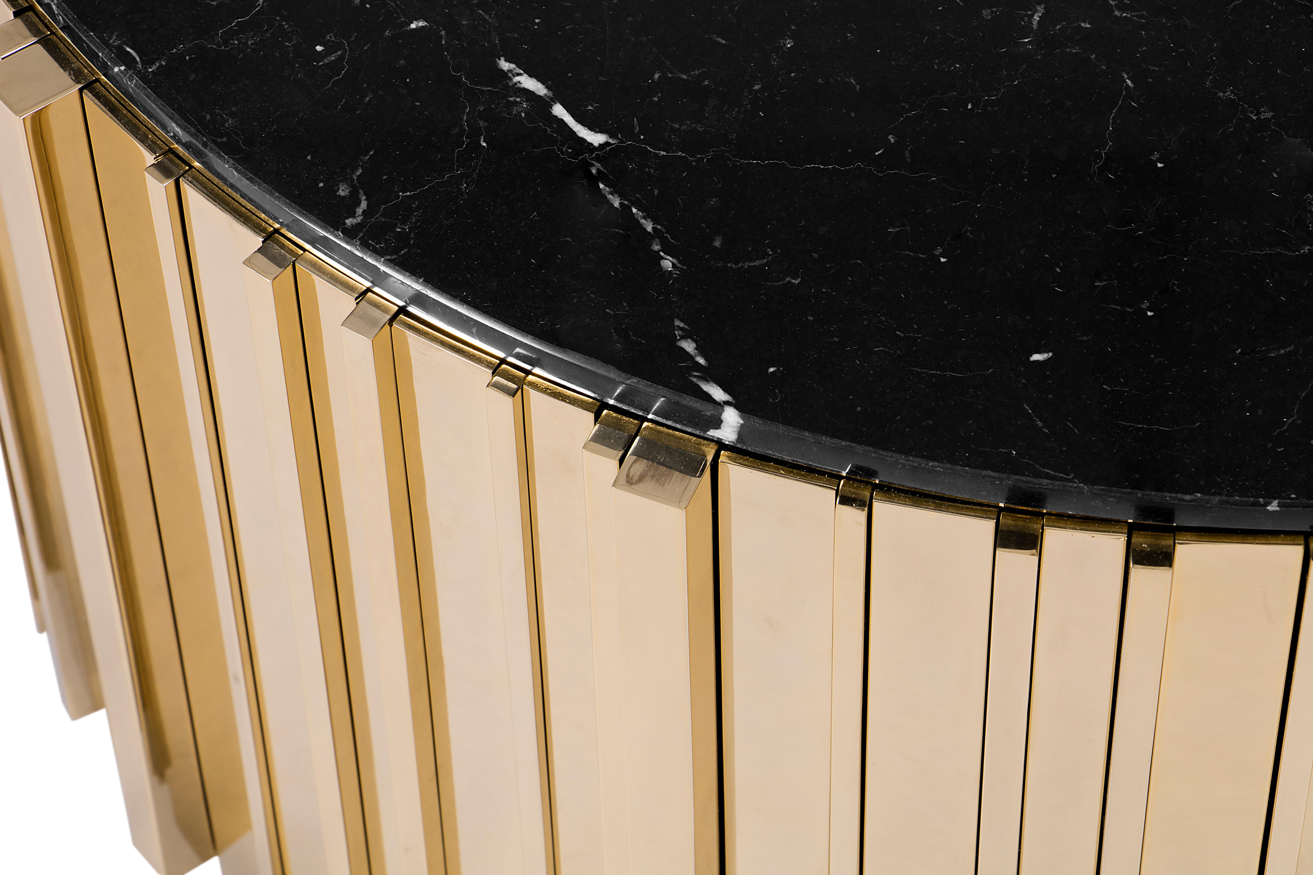 This coffee table has an extravagant shape of refinement and style. It is carefully made in brass and Nero Marquina marble. This is a combination of classic and modern design, perfect for every interior setting.

